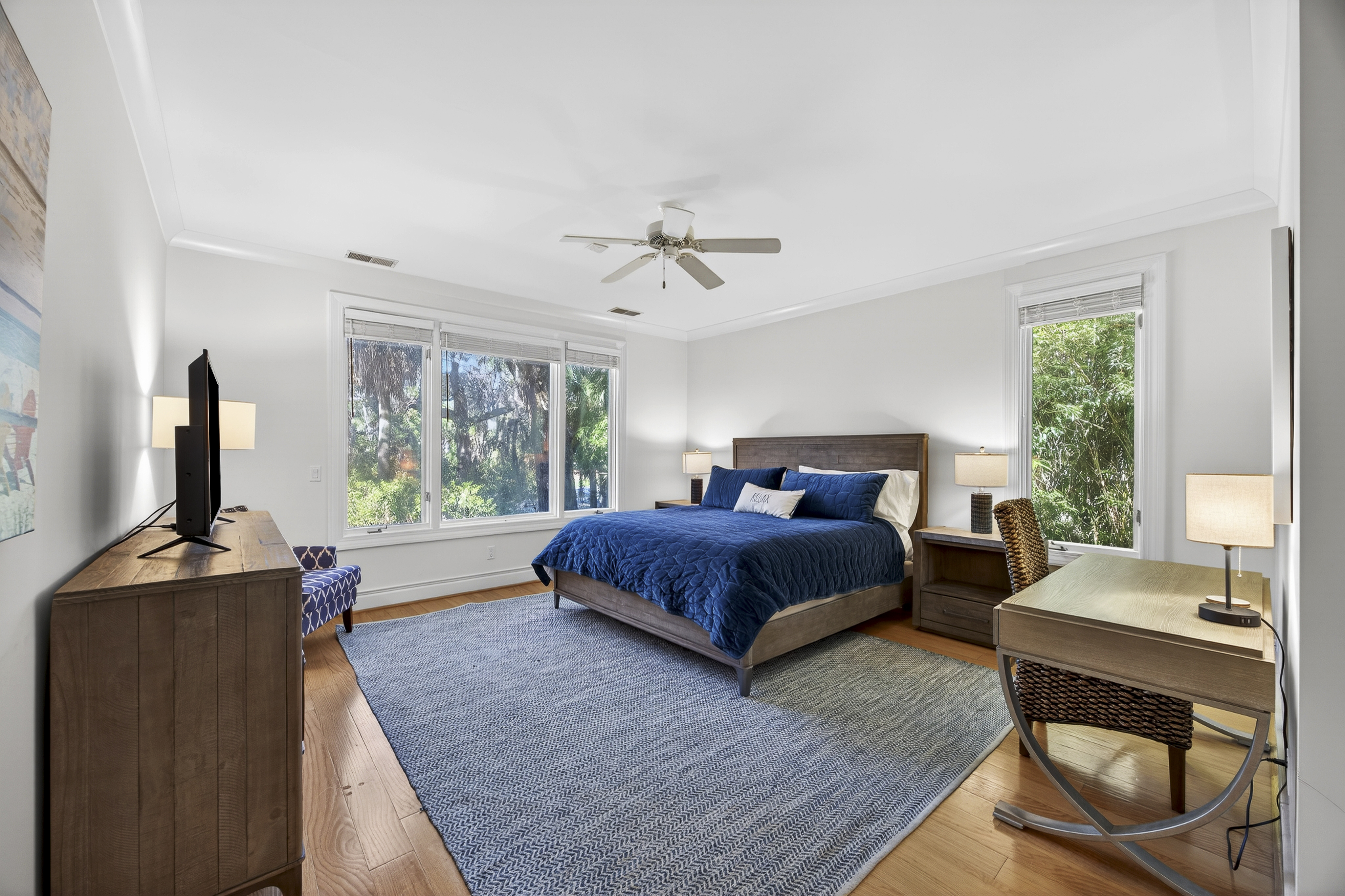 36 Red Oak | Bedroom 1 King Bed w/ desk & ensuite bathroom