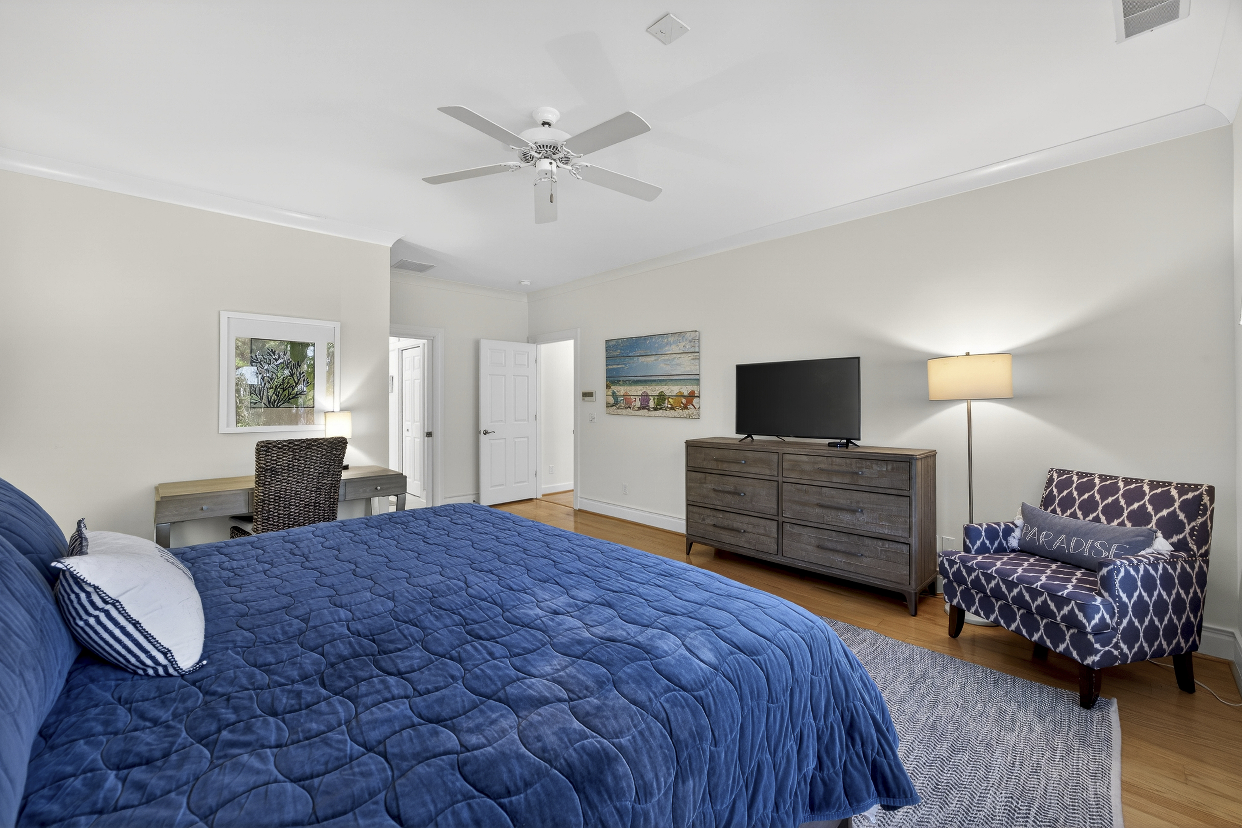 36 Red Oak | Bedroom 1 King Bed w/ desk & ensuite bathroom