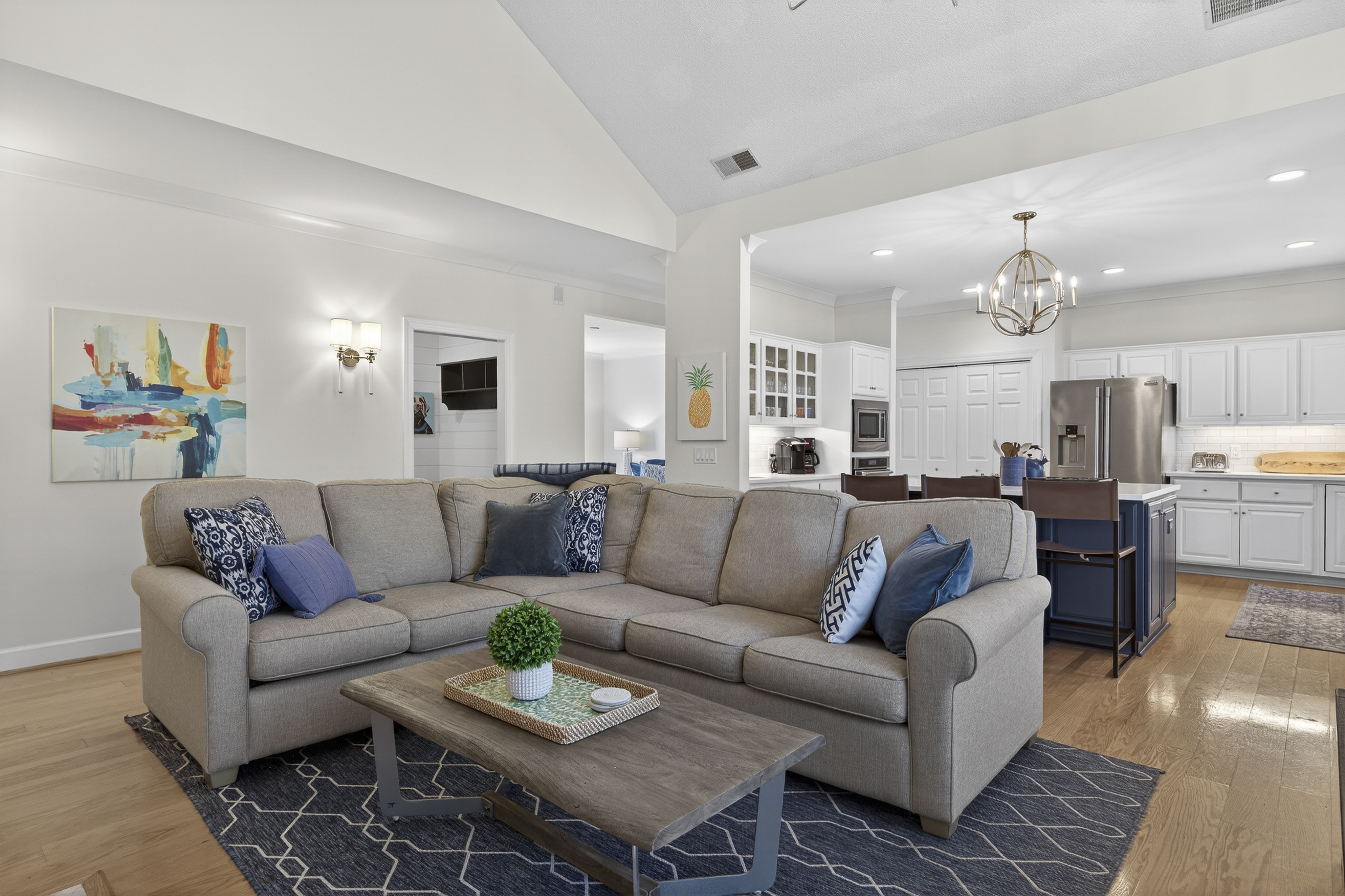 36 Red Oak | Main living room w/ ample seating & smart TV