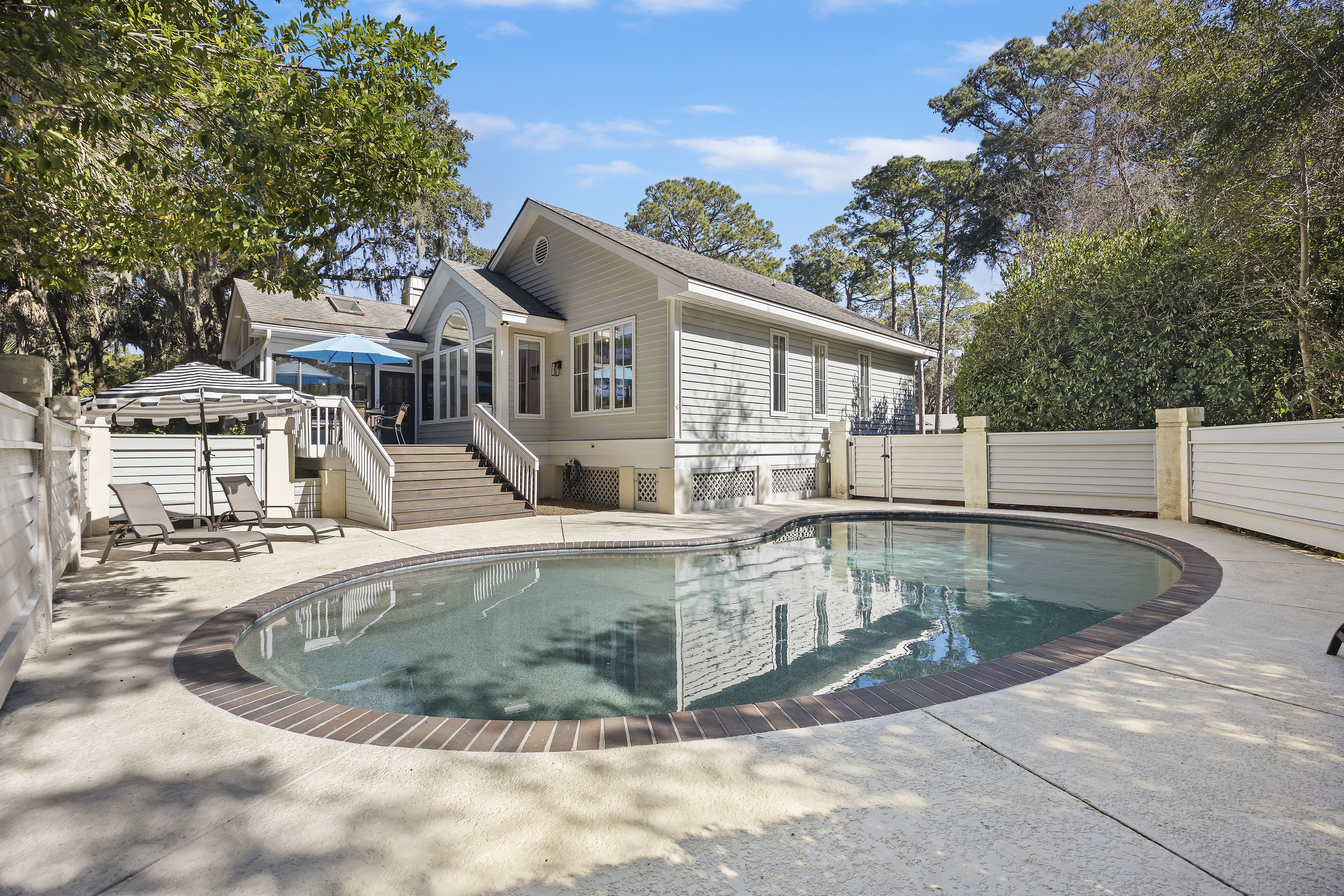 36 Red Oak | Soak up the sun in the private pool