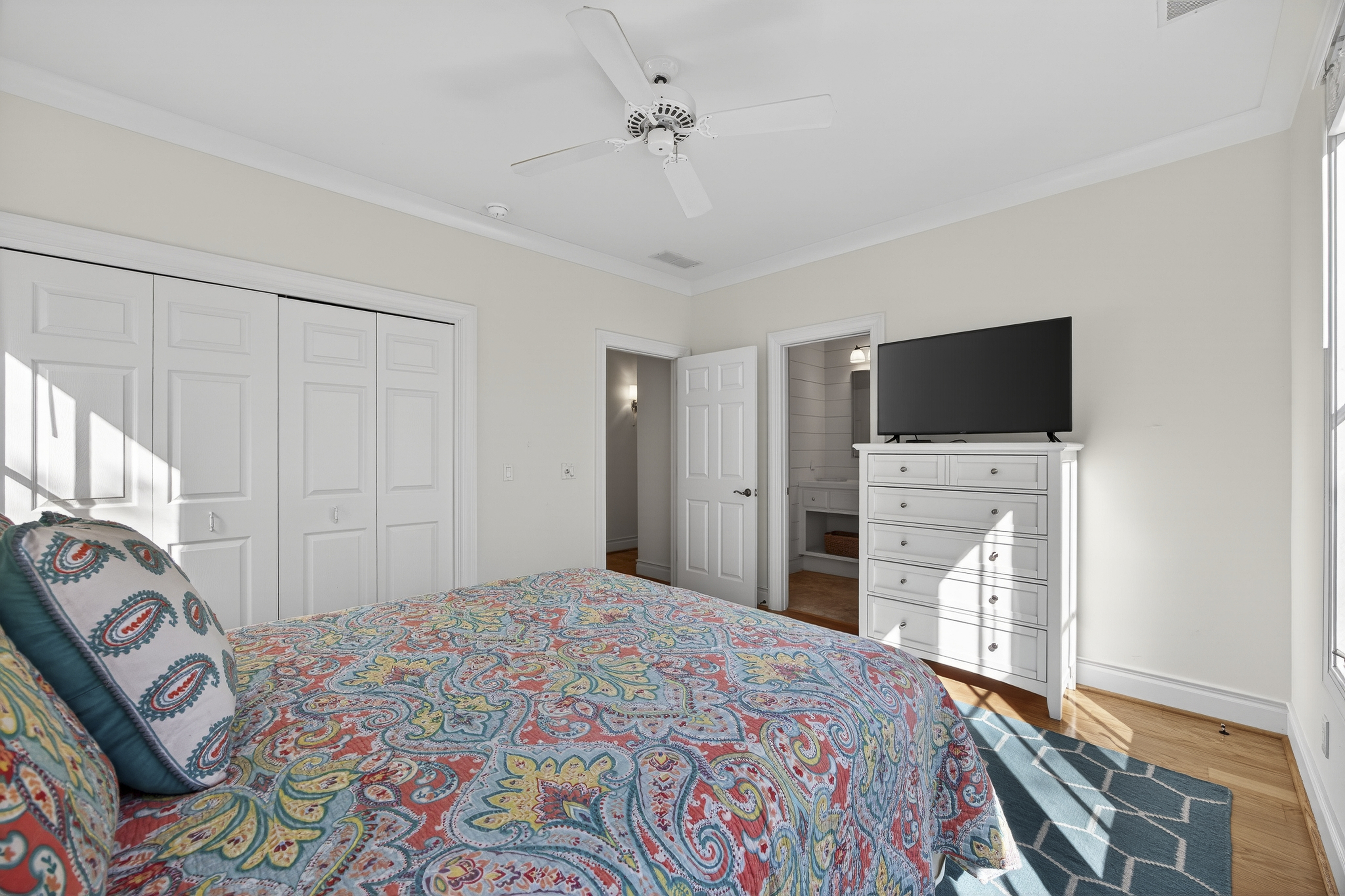 36 Red Oak | Bedroom 2 w/ Queen bed & smart tv