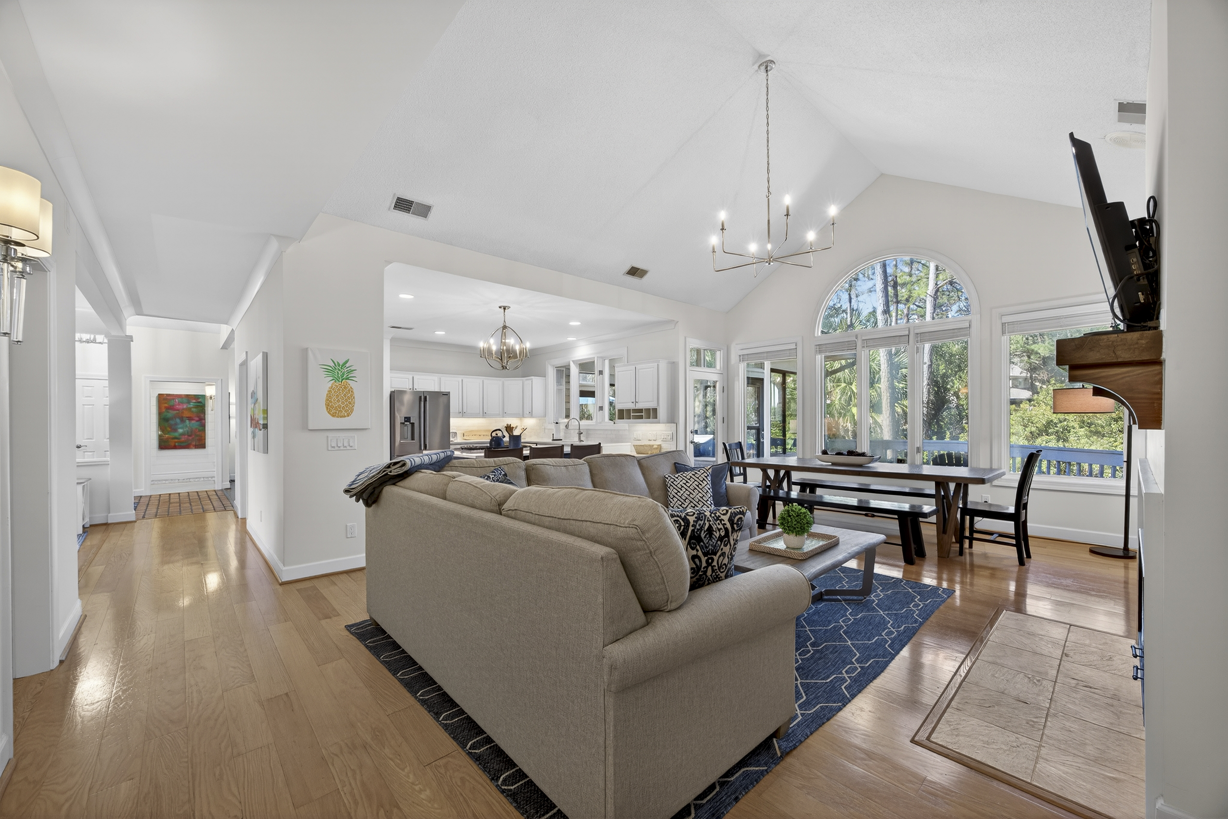36 Red Oak | Main living room w/ ample seating & smart TV
