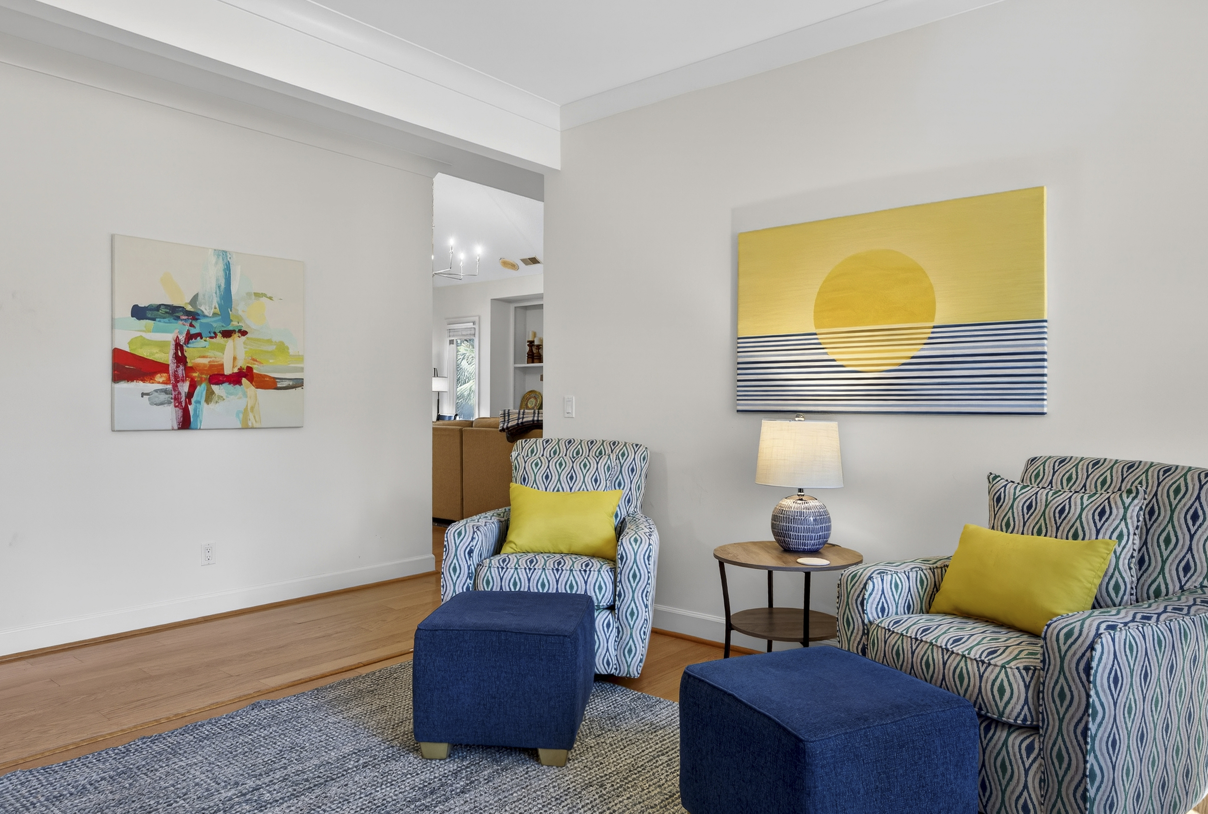 36 Red Oak | Stylish entryway seating area