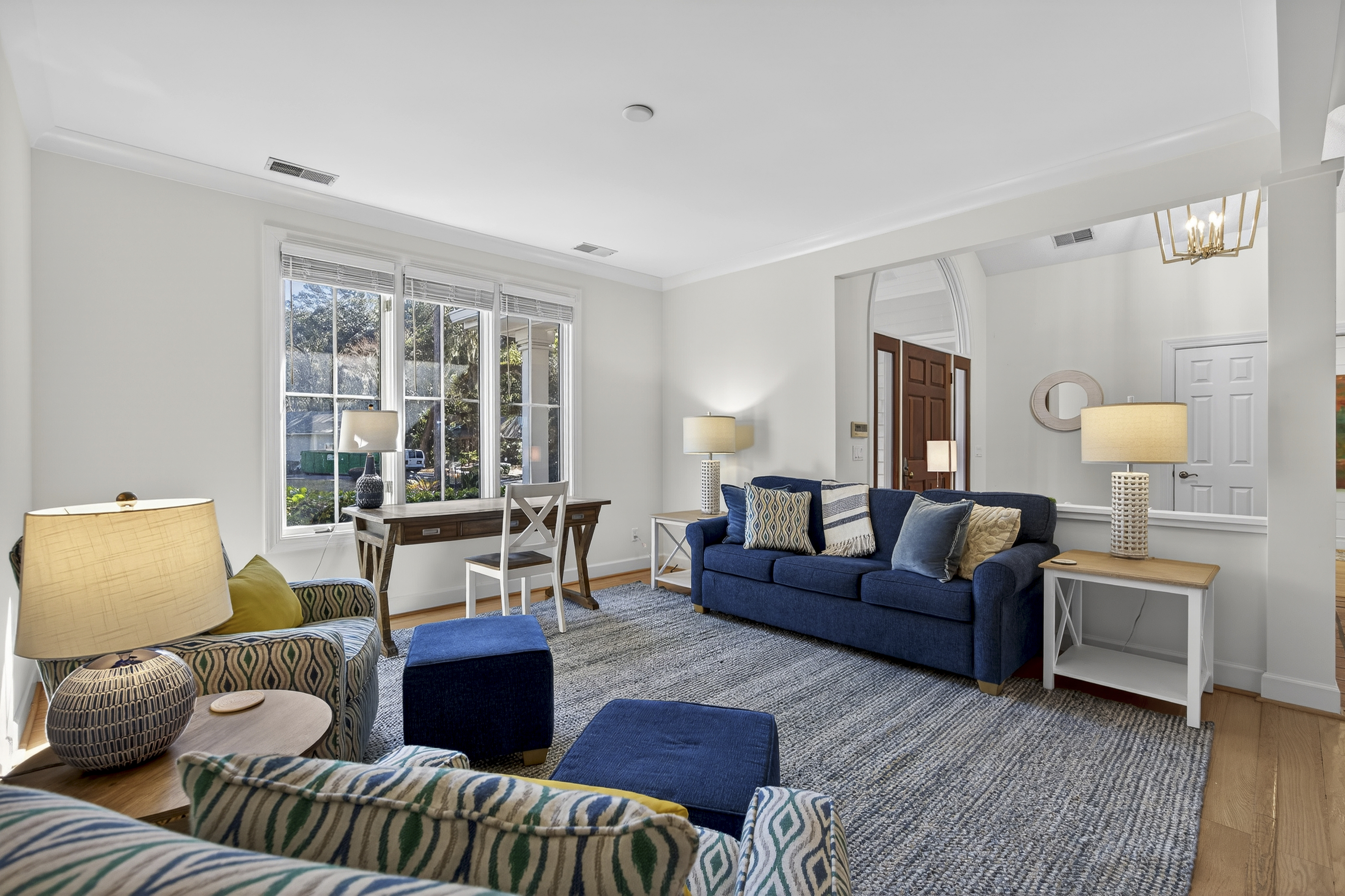 36 Red Oak | Entryway sitting area w/ desk 