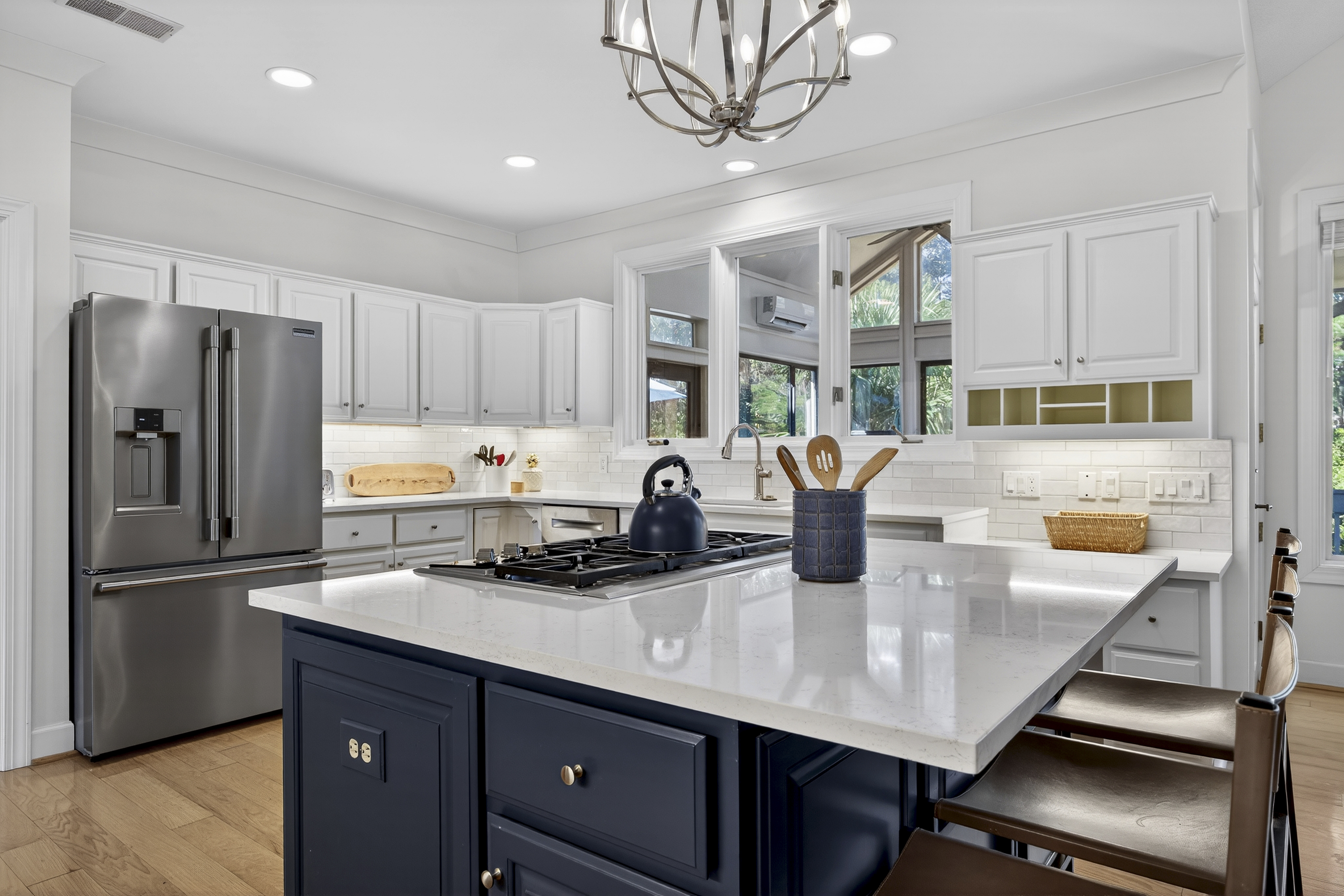 36 Red Oak | Newly renovated kitchen w/ massive island 
