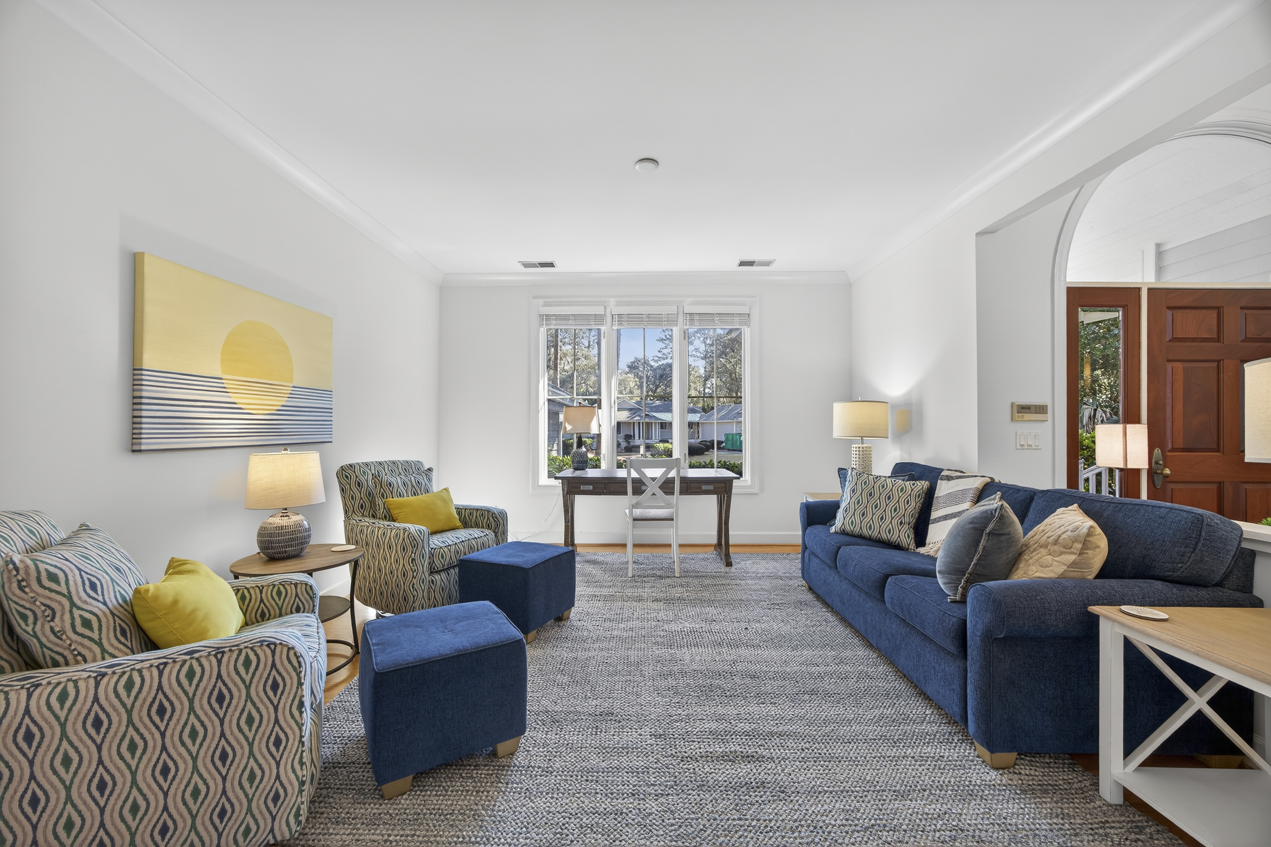 36 Red Oak | Entryway sitting area w/ desk 