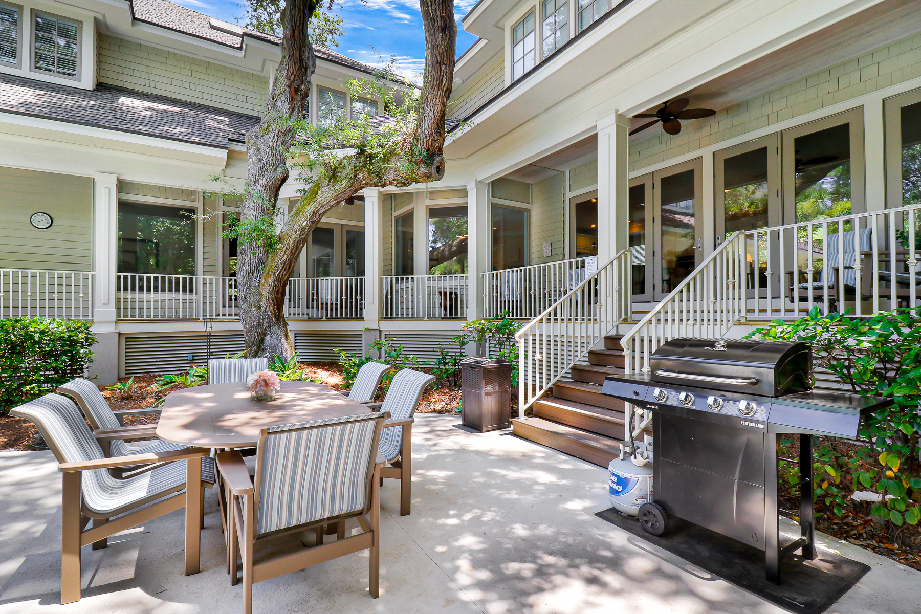 2 Royal Tern | Outdoor Dining in Private Backyard