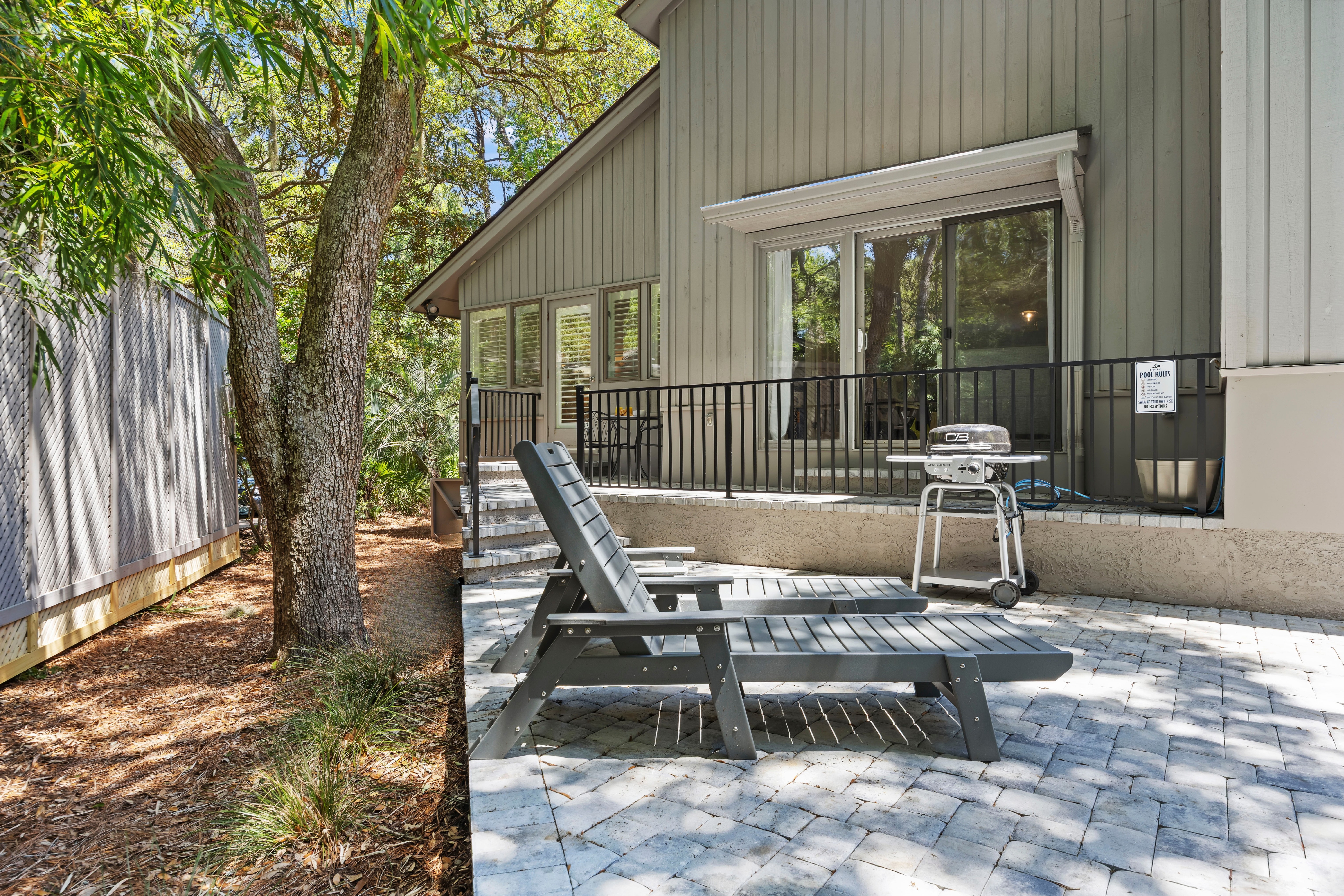 7 Hollyberry | Lounge and grill by the brand new pool