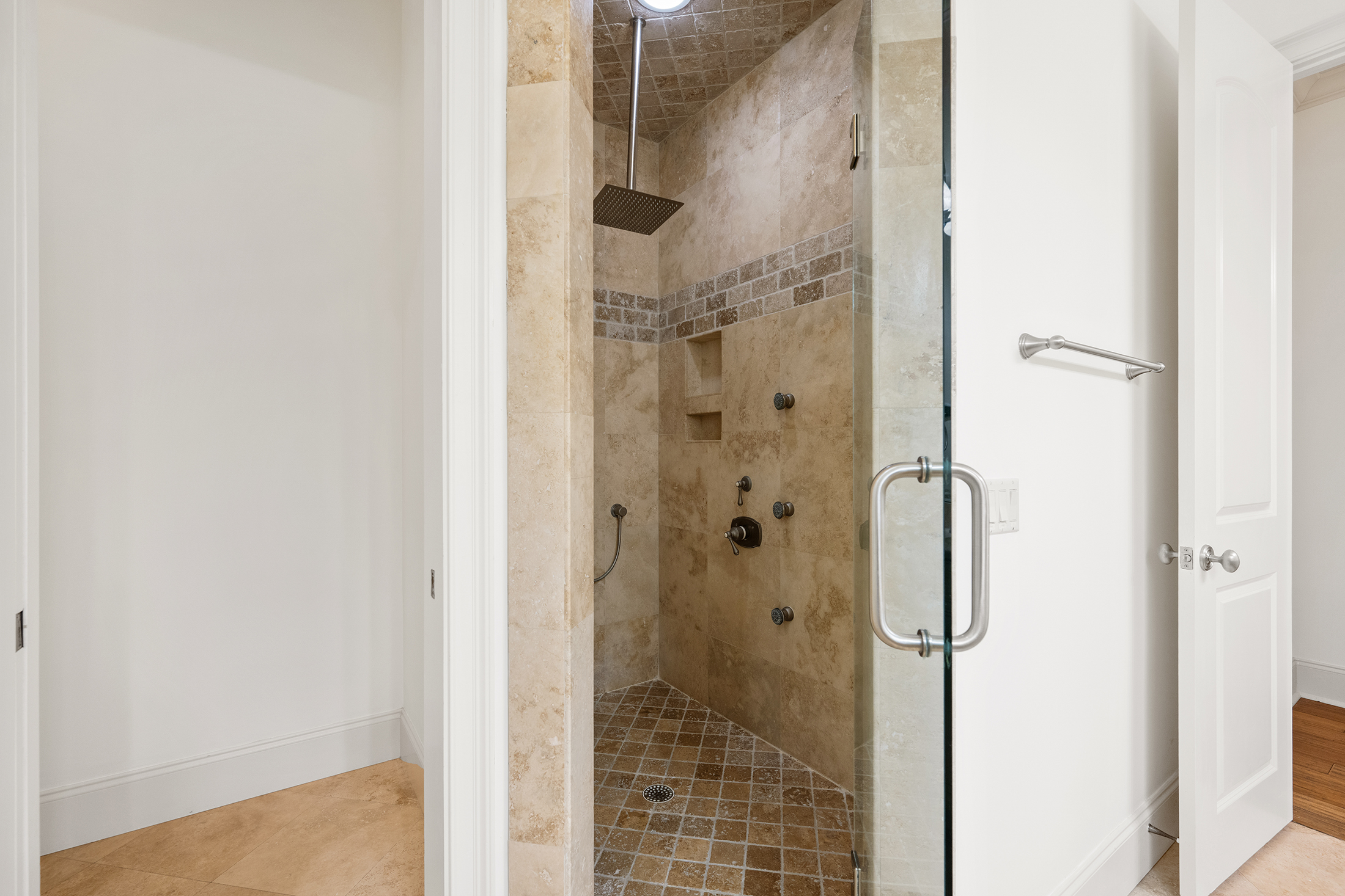 30 Ruddy Turnstone | Primary bathroom w/ tub & shower