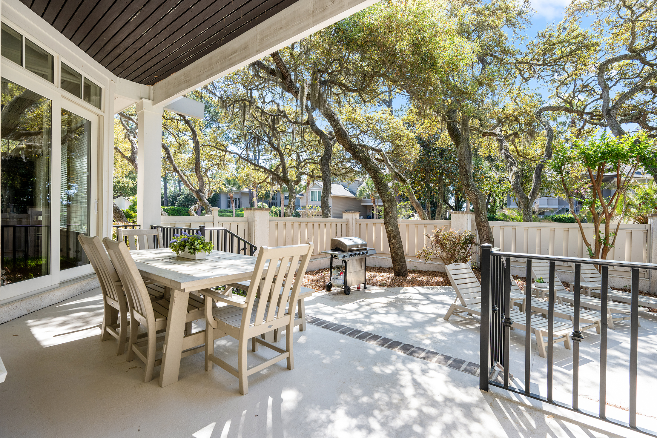 30 Ruddy Turnstone | Outdoor dining area