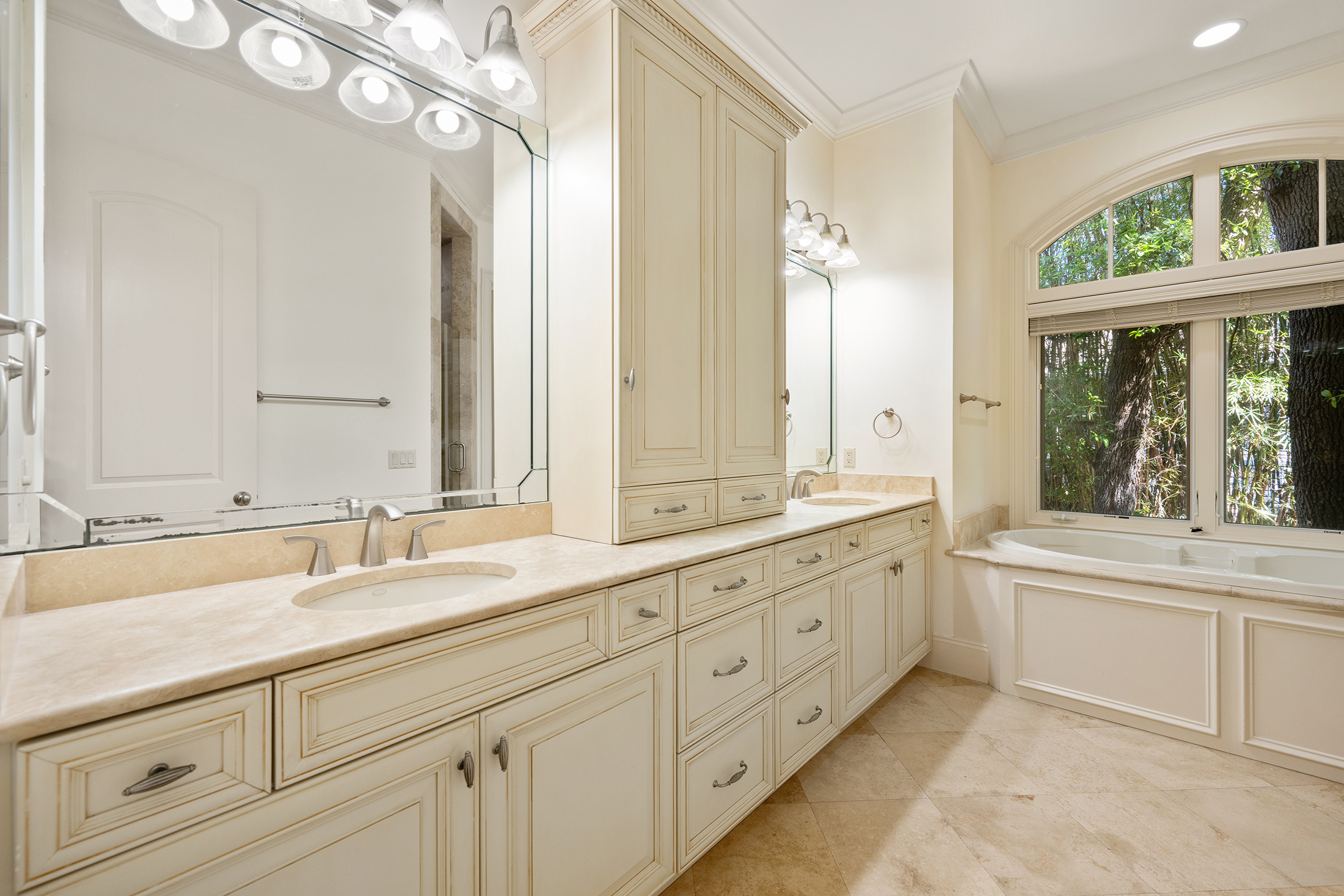 30 Ruddy Turnstone | Primary bathroom w/ tub & shower