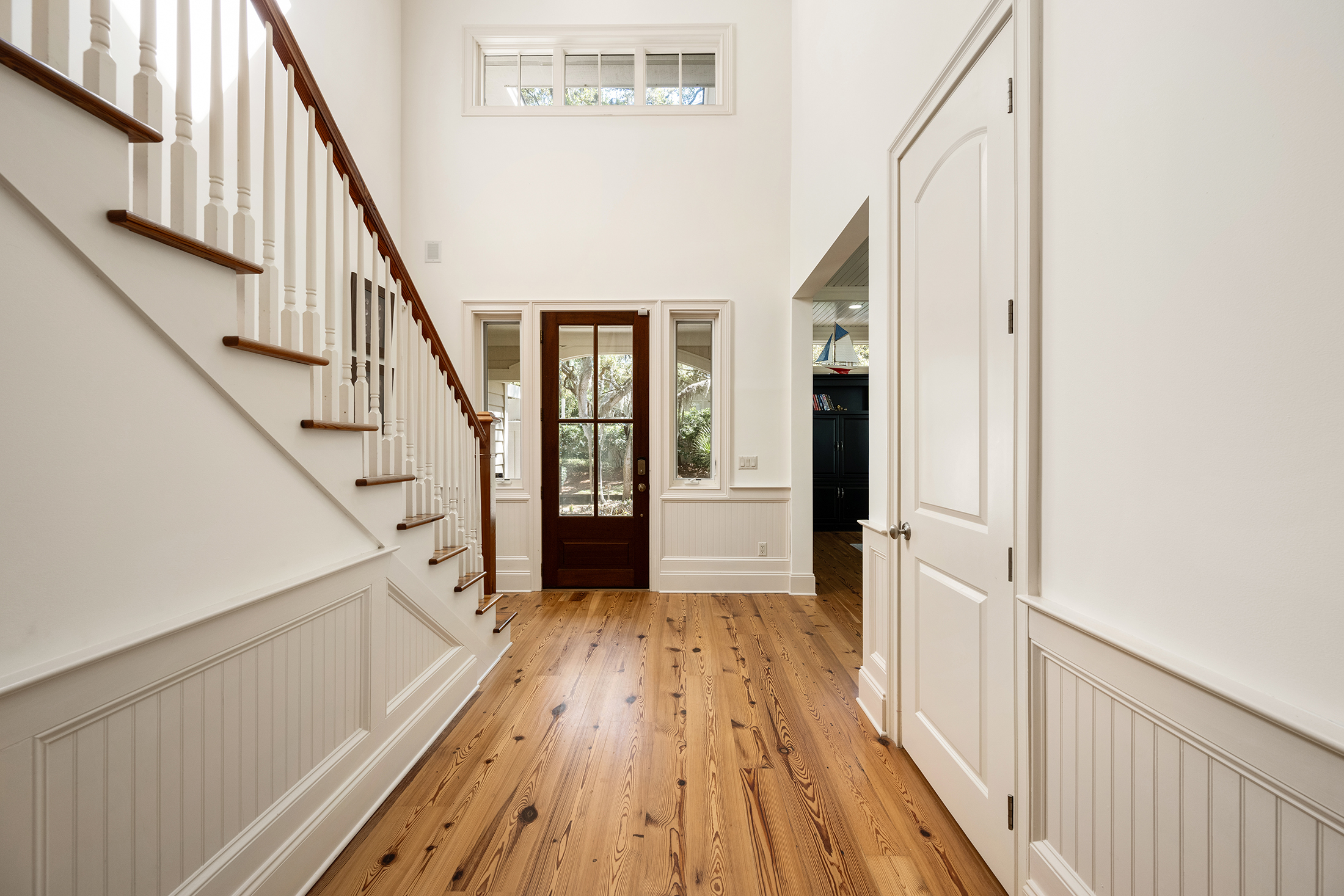 30 Ruddy Turnstone | Bright and welcoming front entryway