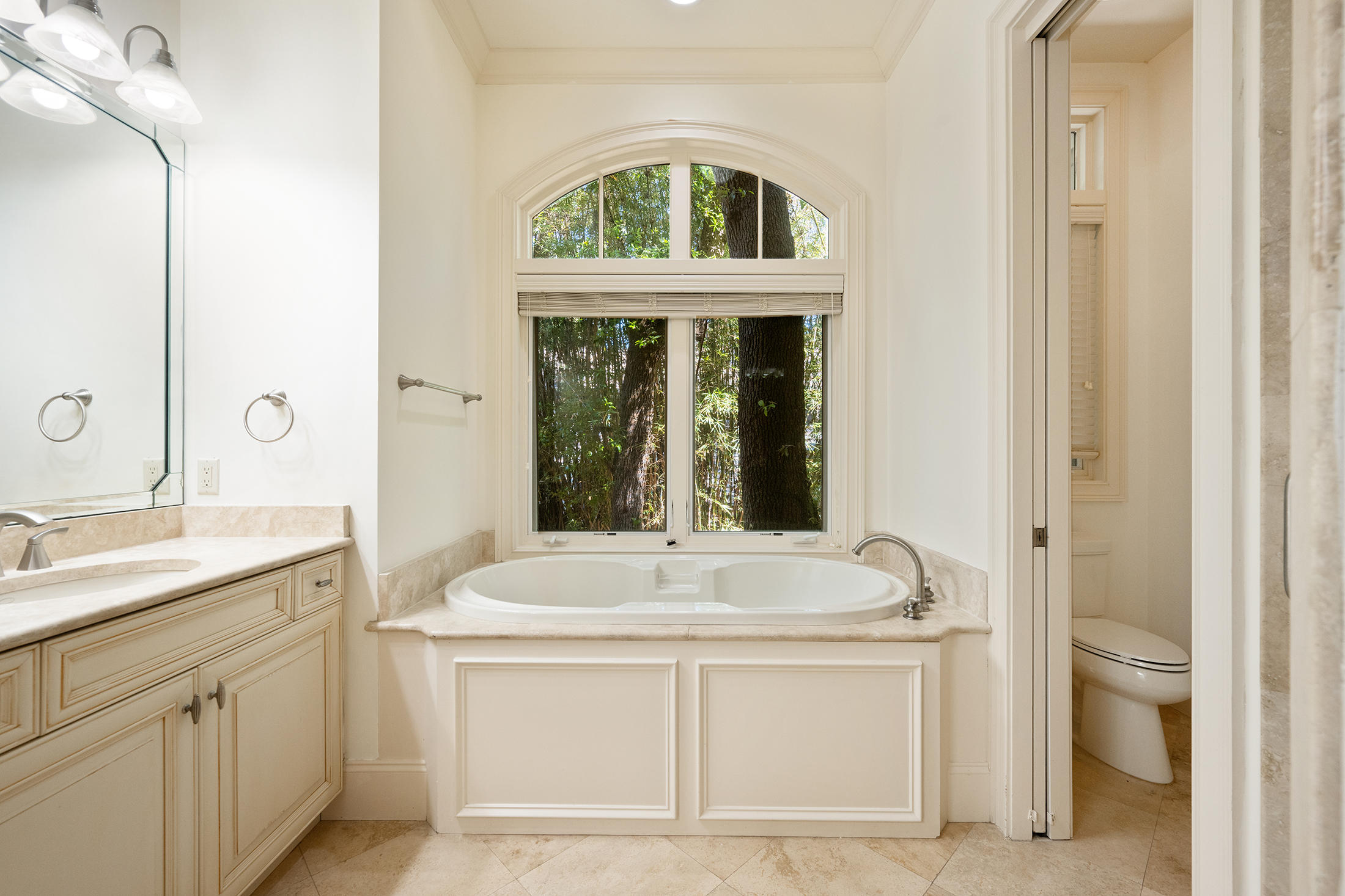 30 Ruddy Turnstone | Primary bathroom w/ tub & shower