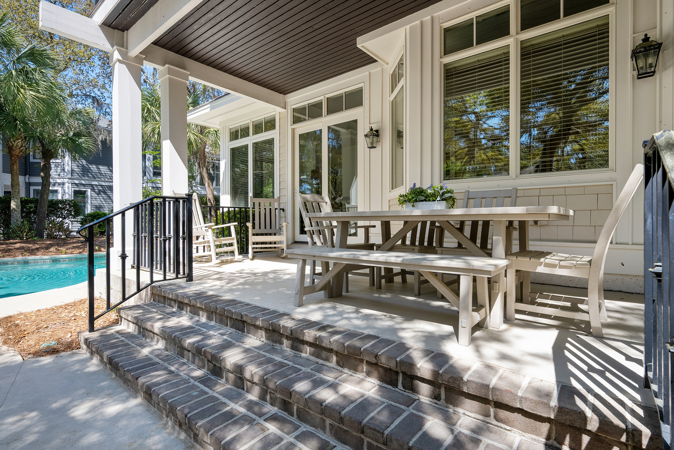 30 Ruddy Turnstone | Outdoor dining area