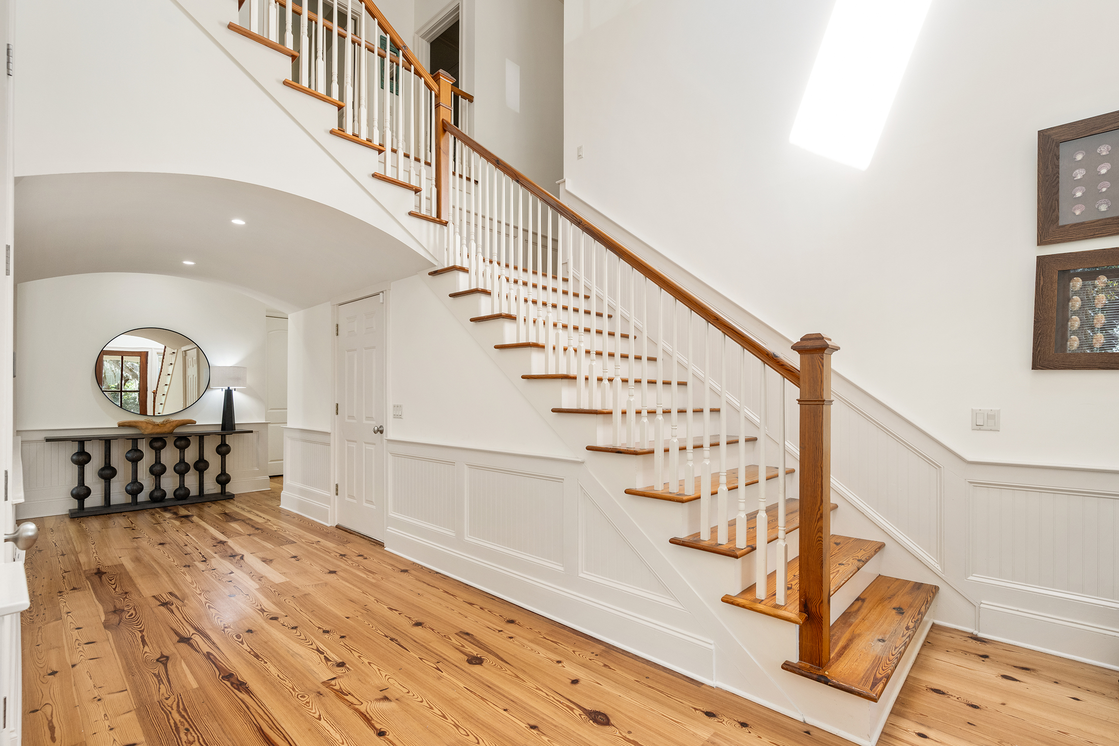30 Ruddy Turnstone | Bright and welcoming front entryway