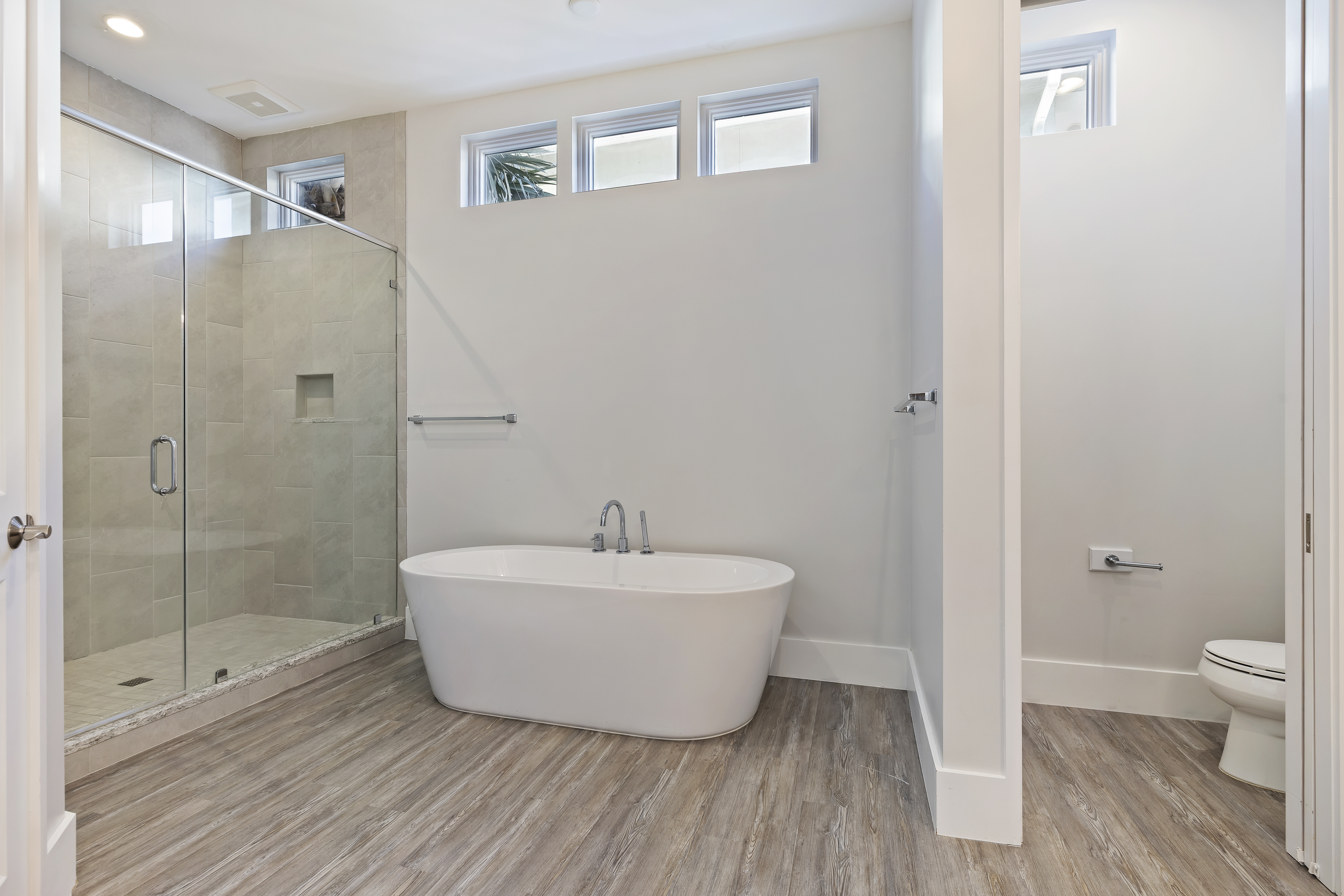 103 Dune Lane | Bedroom 1 bathroom w/ soaking tub & shower
