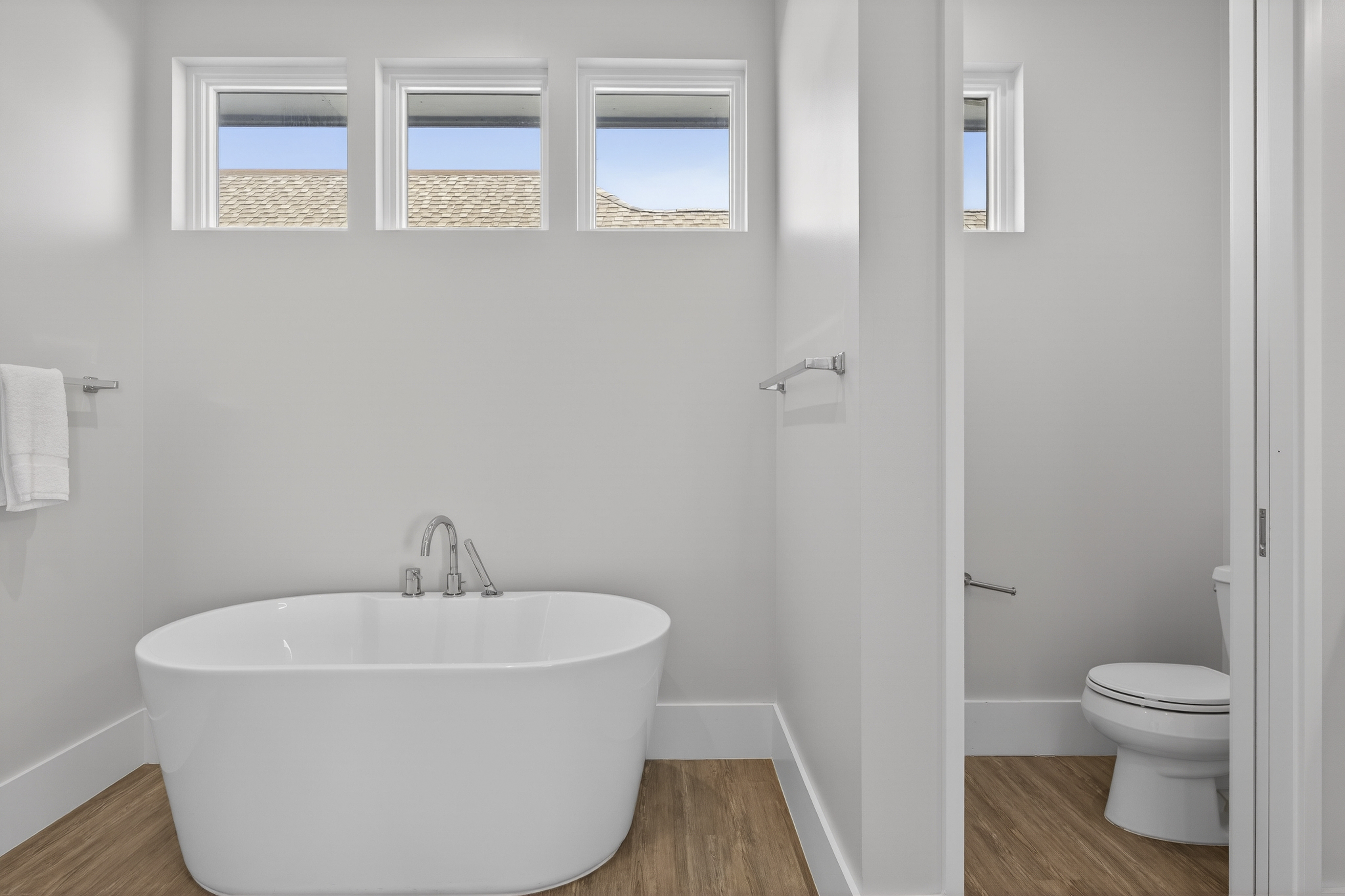 103 Dune Lane | Bedroom 5 bathroom w/ tub & shower