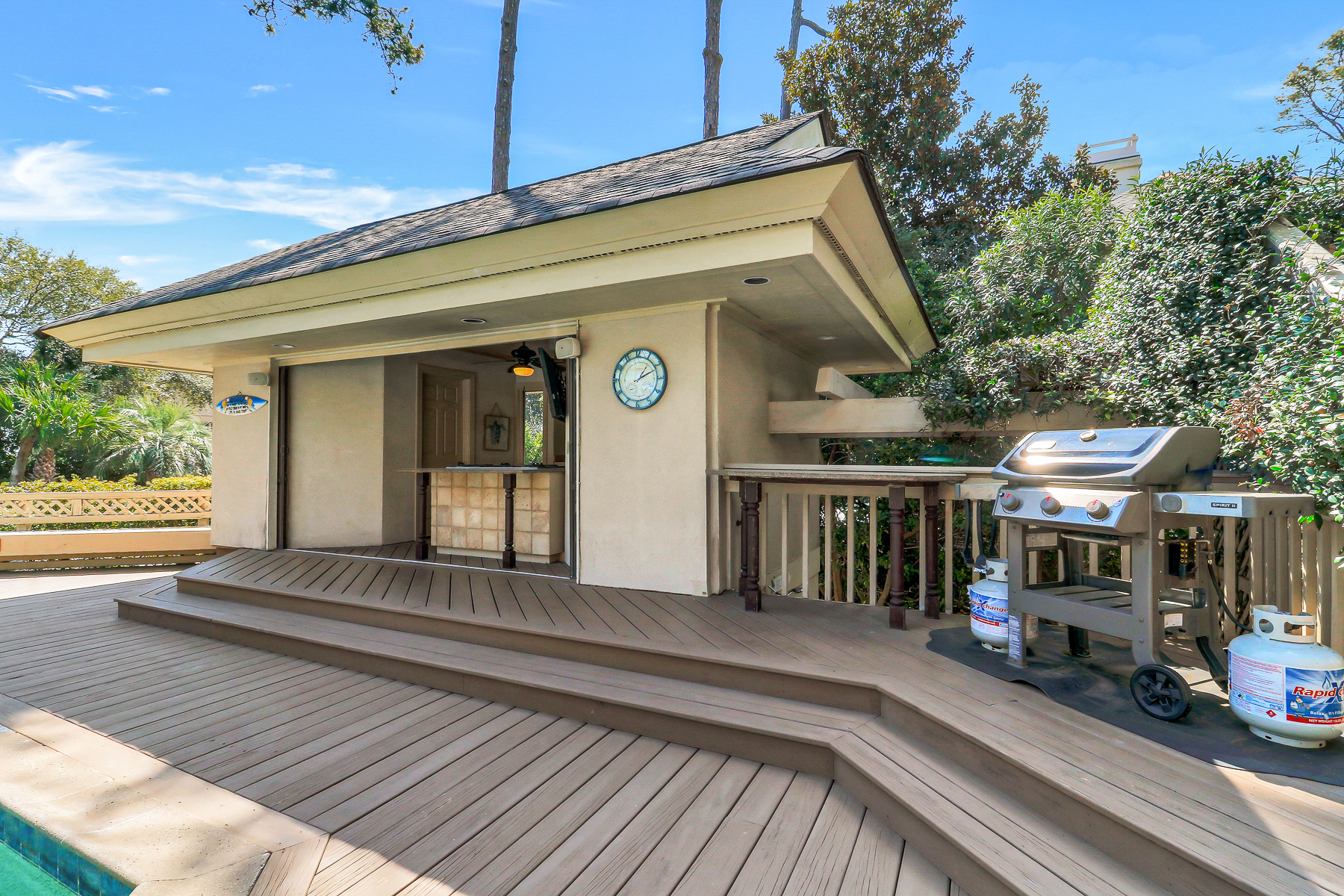 162 Mooring Buoy | Cabana bar and grilling area