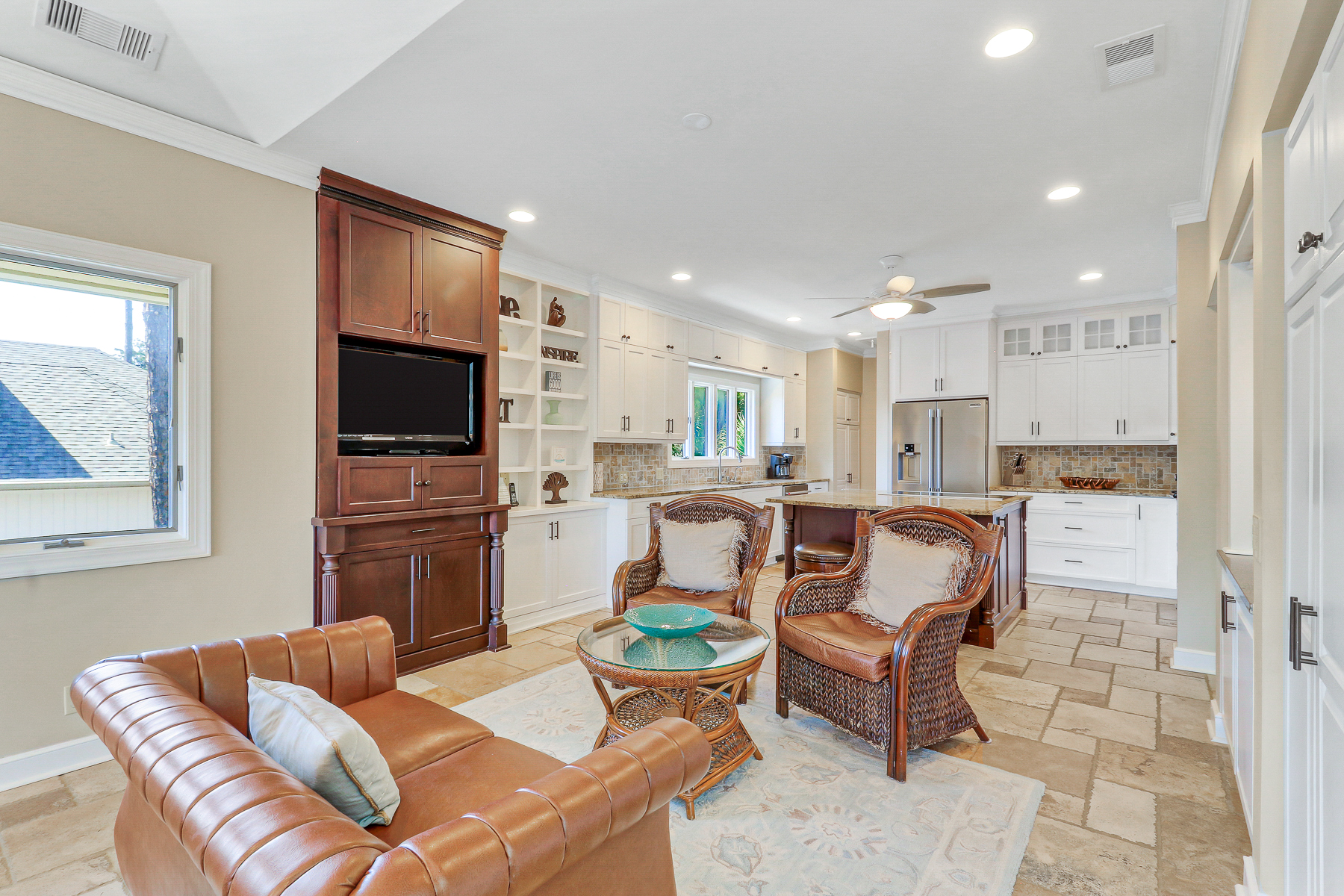 162 Mooring Buoy | Additional seating area w/ tv