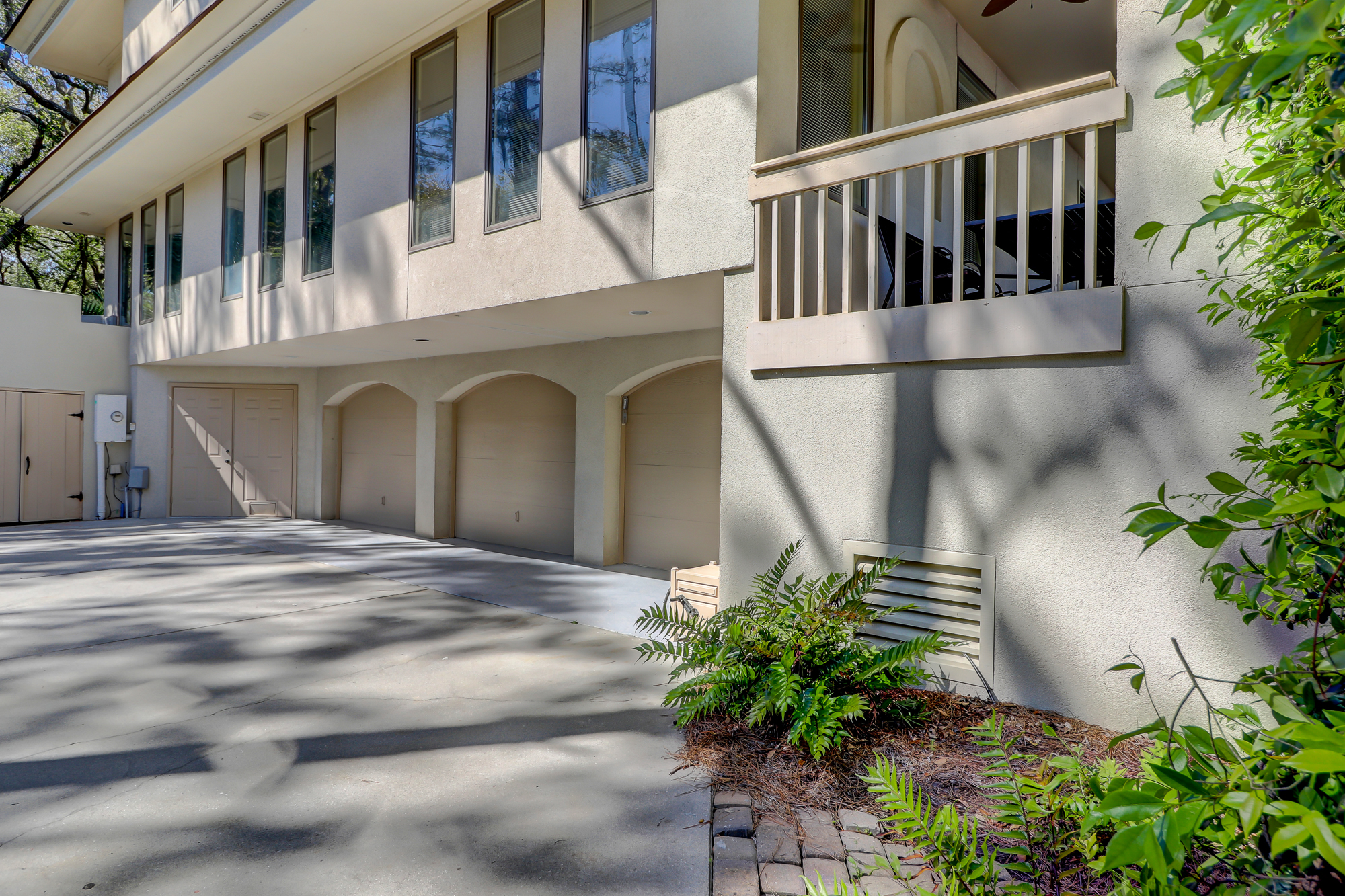 162 Mooring Buoy | Garage and driveway 