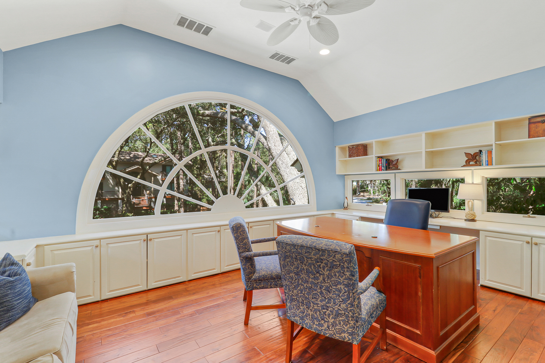 162 Mooring Buoy | Private office with large desk & sleeper sofa