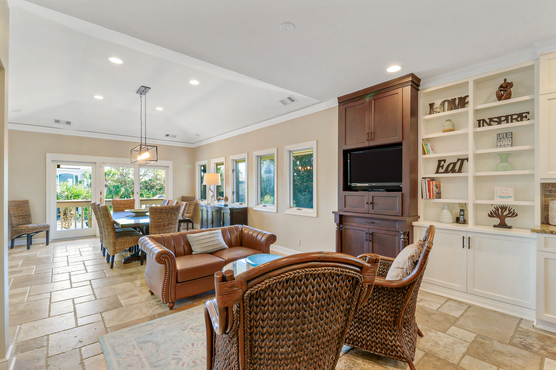 162 Mooring Buoy | Additional seating area w/ tv