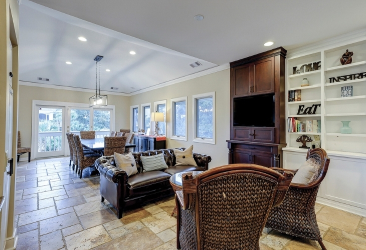 162 Mooring Buoy | Additional seating area w/ tv