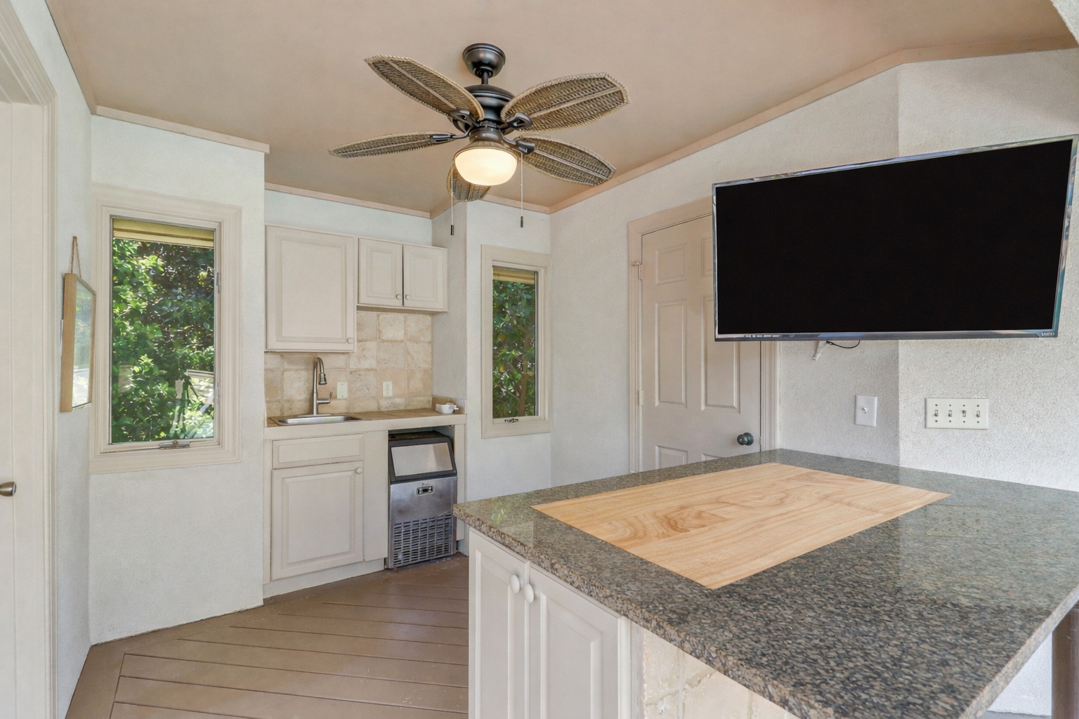 162 Mooring Buoy | Poolside Cabana Bar