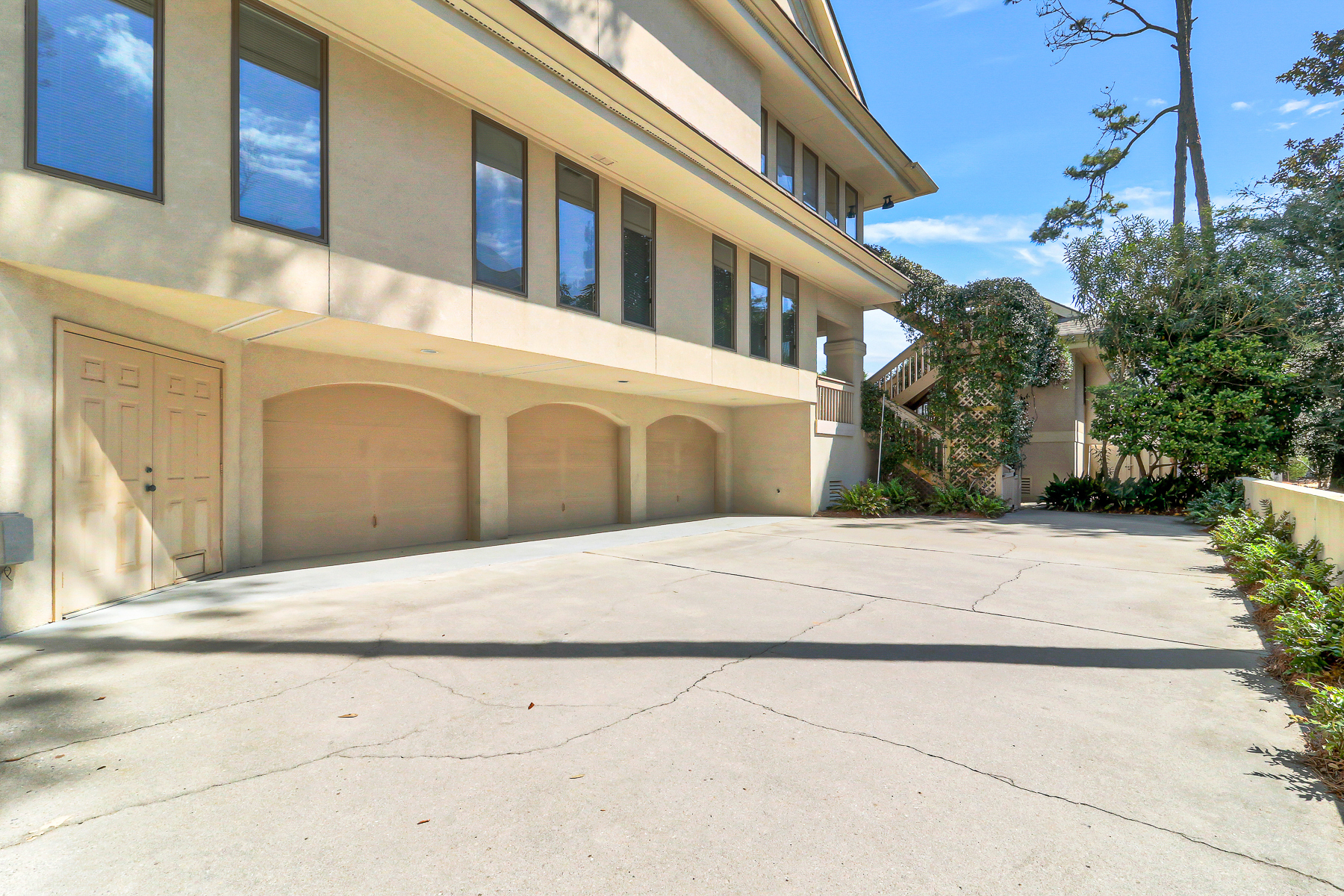 162 Mooring Buoy | Large driveway for multi car parking