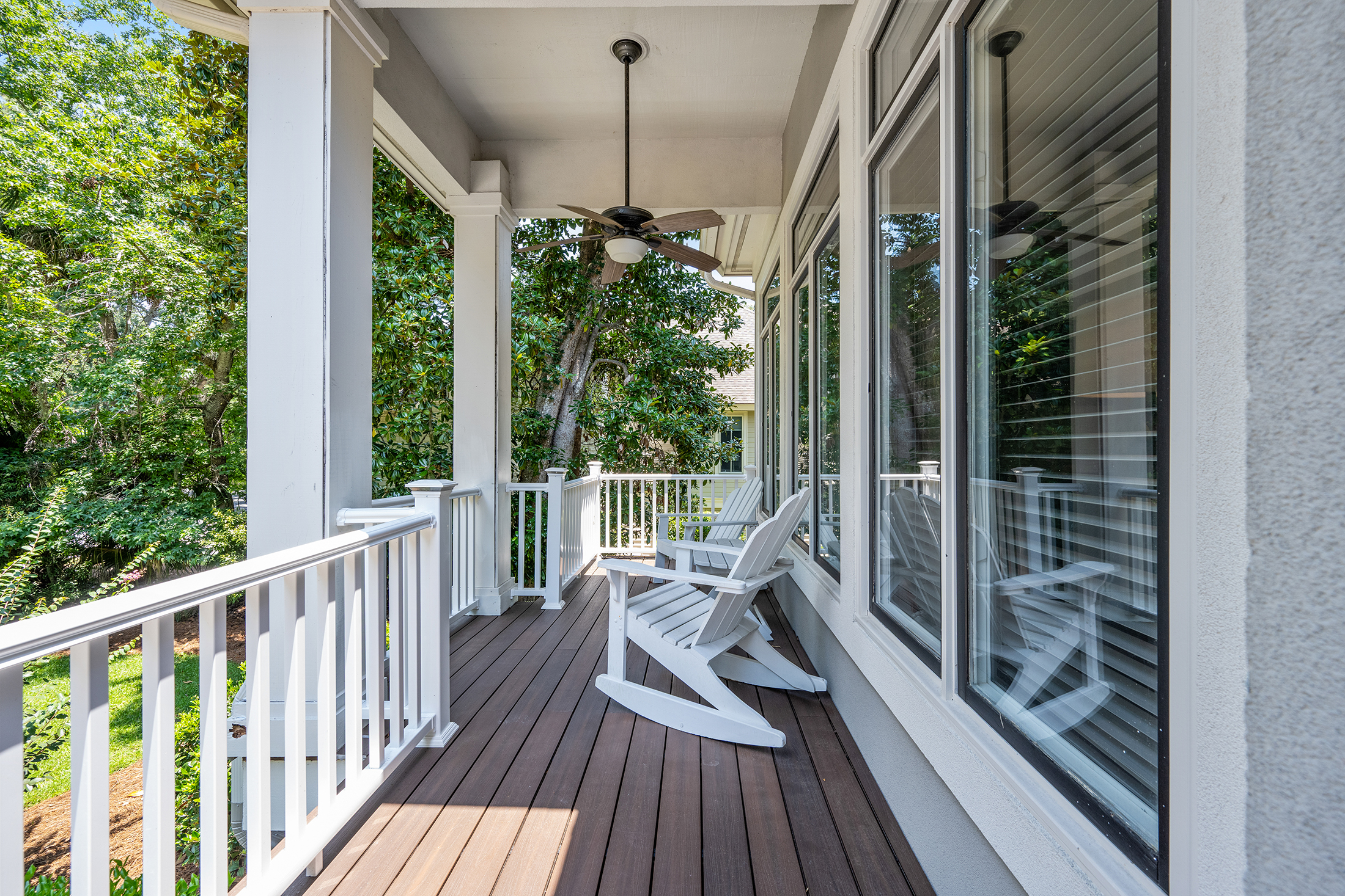 3 Cartgate | Spacious front porch w/ rocking chairs
