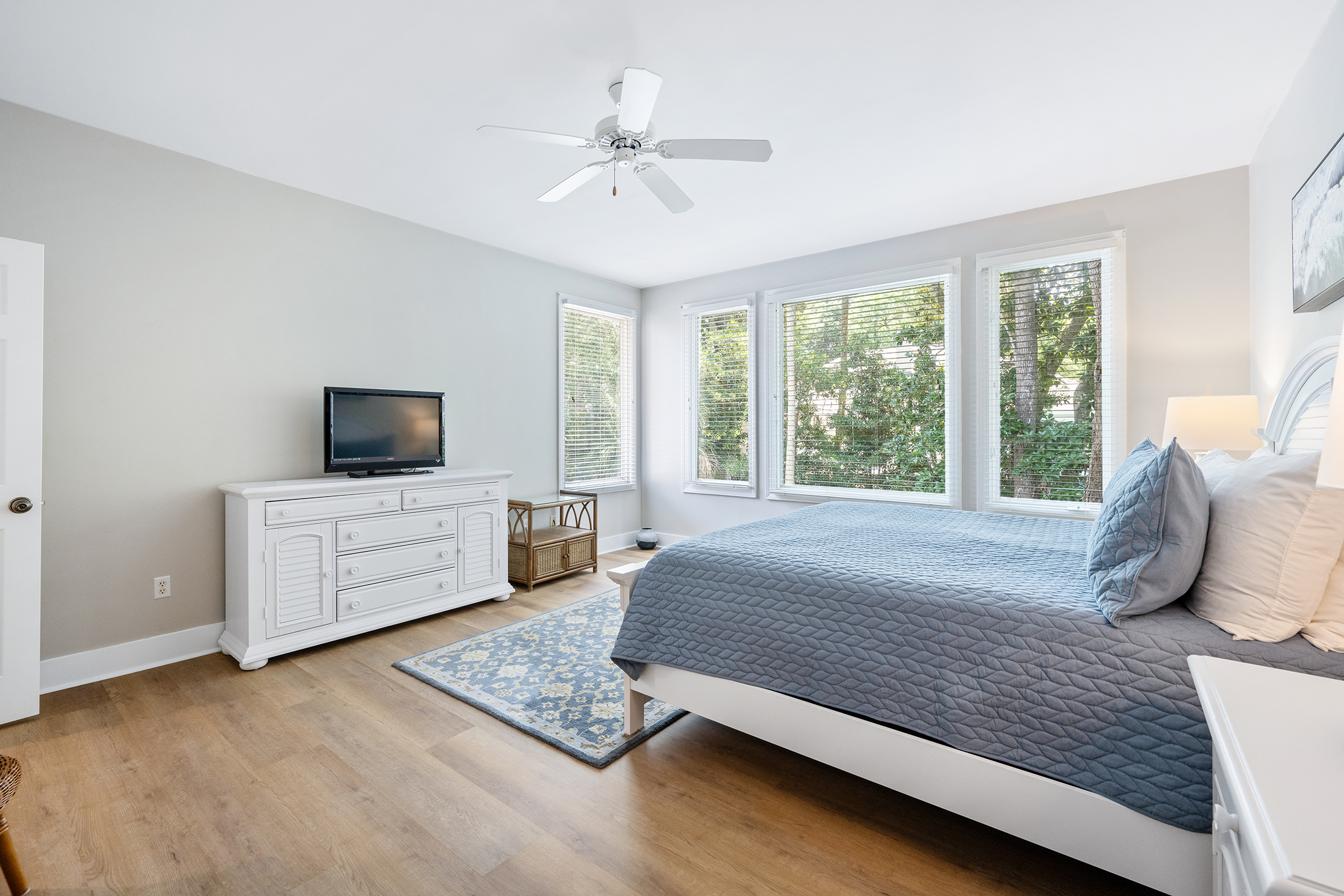 3 Cartgate | Bedroom 1 King bed w/ massive ensuite bathroom