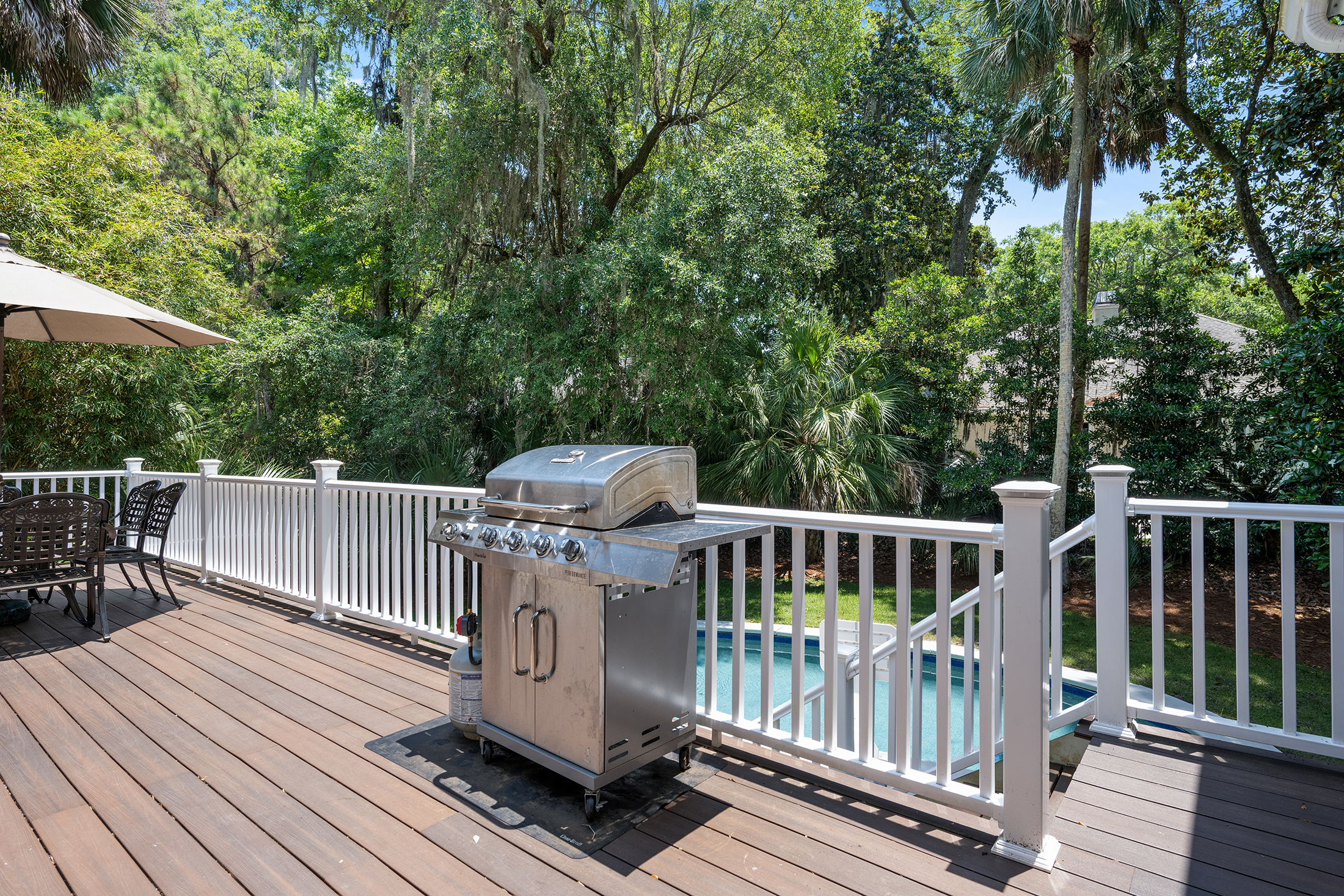 3 Cartgate | Back deck w/ dining area and grill