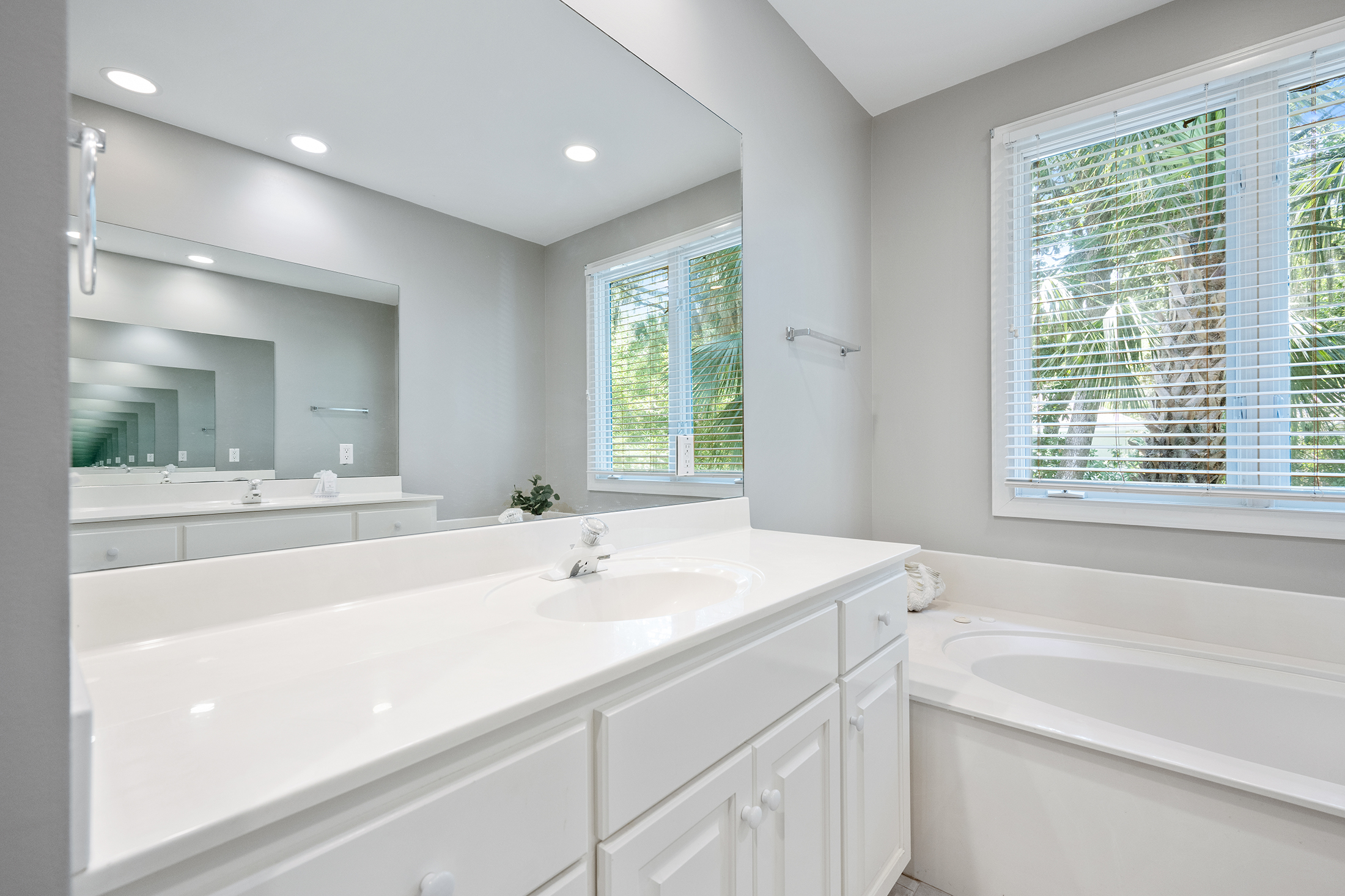 3 Cartgate | Bedroom 1 full bathroom