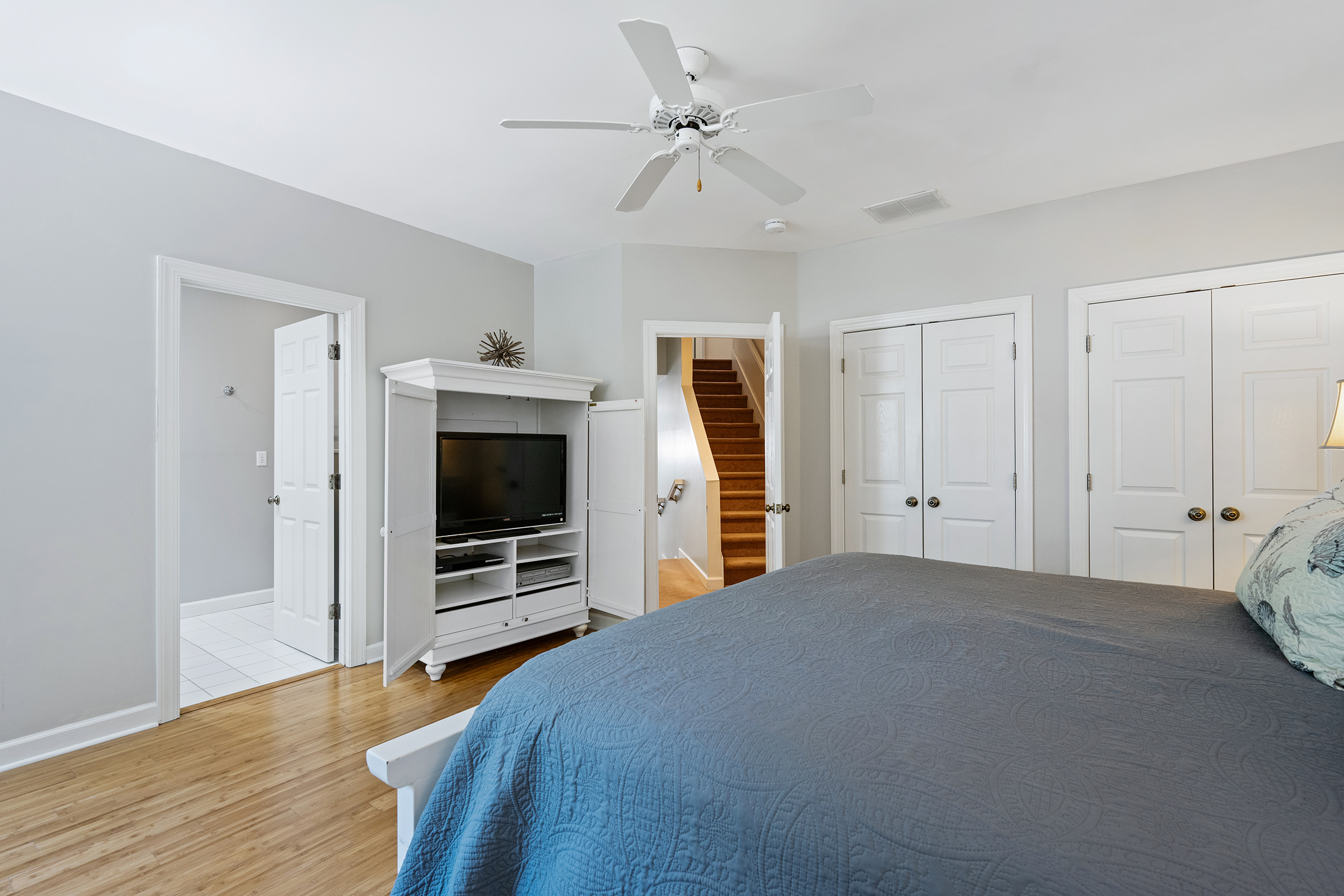 3 Cartgate | Bedroom 2 King bed w/ ensuite bathroom