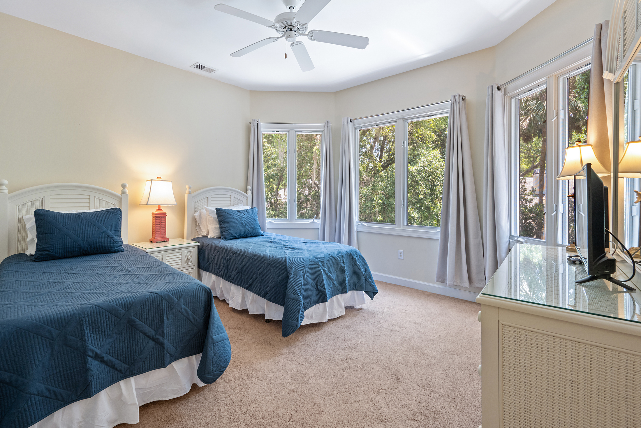 3 Cartgate | Bedroom 4 two twin beds w/ ensuite bathroom