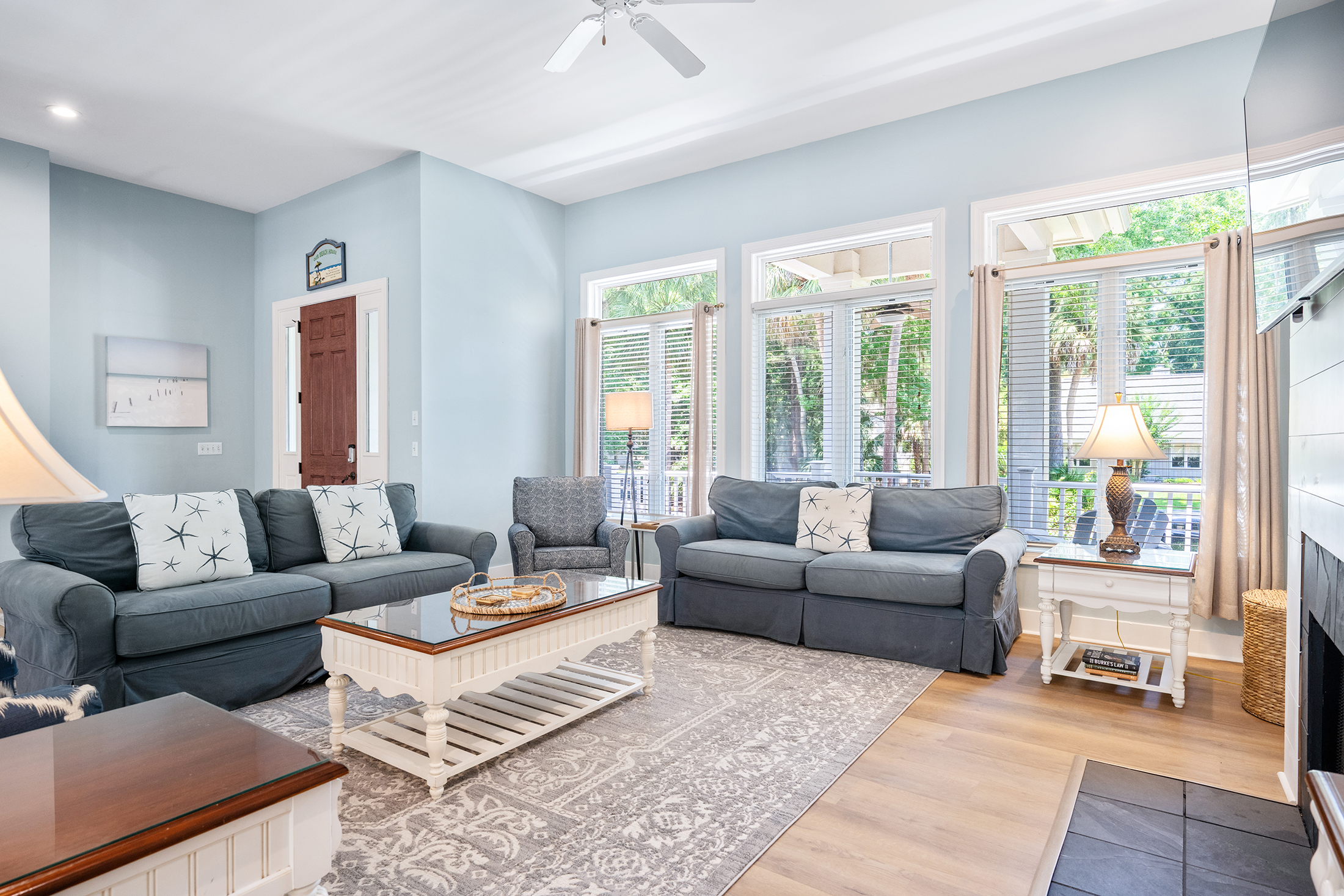 3 Cartgate | Spacious living room w/ ample seating
