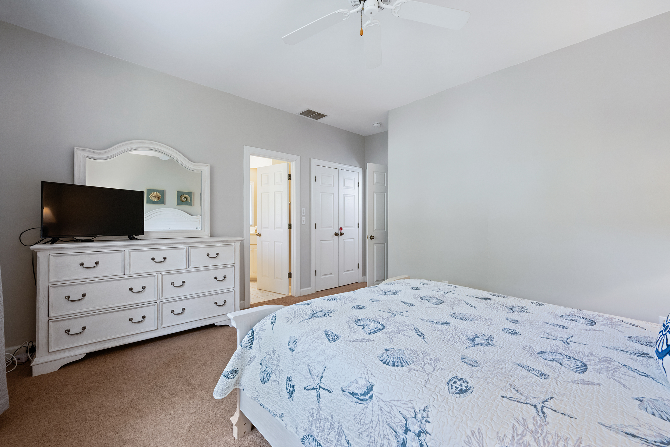 3 Cartgate | Bedroom 3 Queen Bed w/ ensuite bathroom
