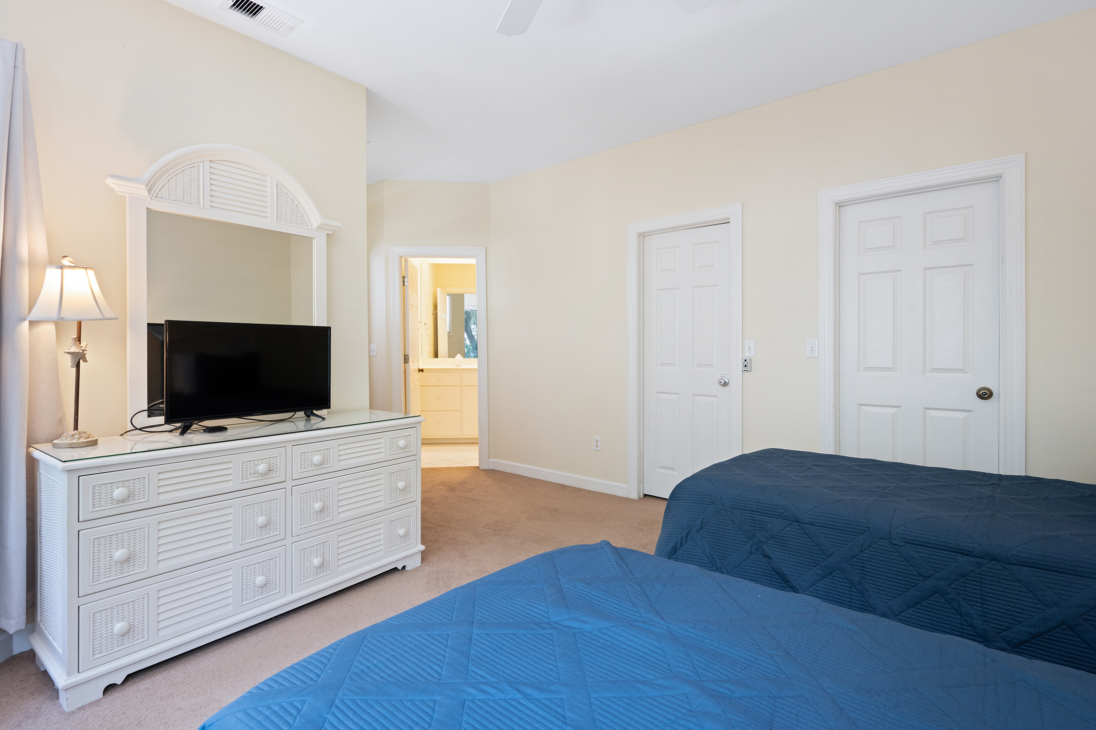 3 Cartgate | Bedroom 4 two twin beds w/ ensuite bathroom