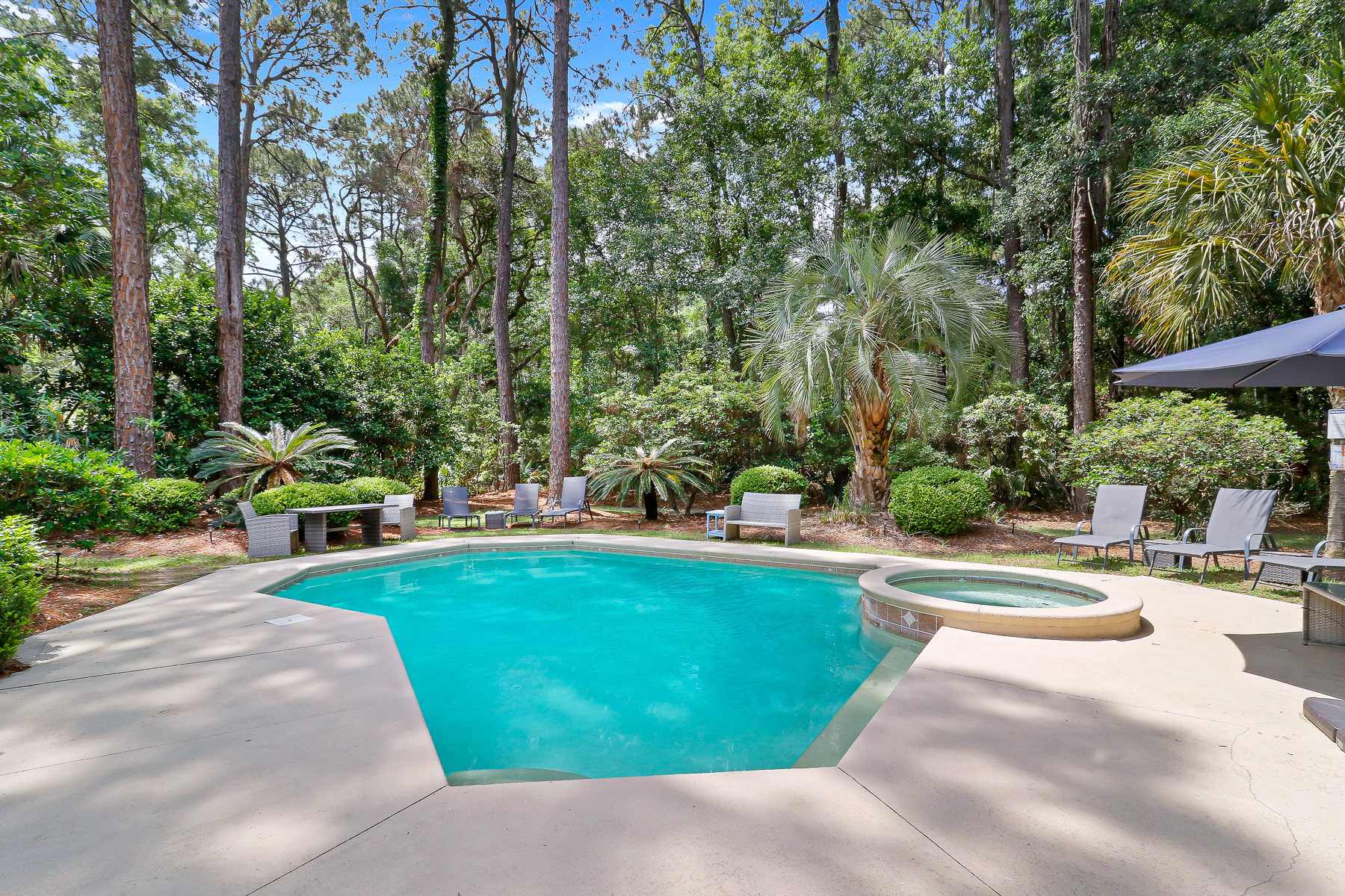 6 Gunnery | Private oasis pool deck with loungers