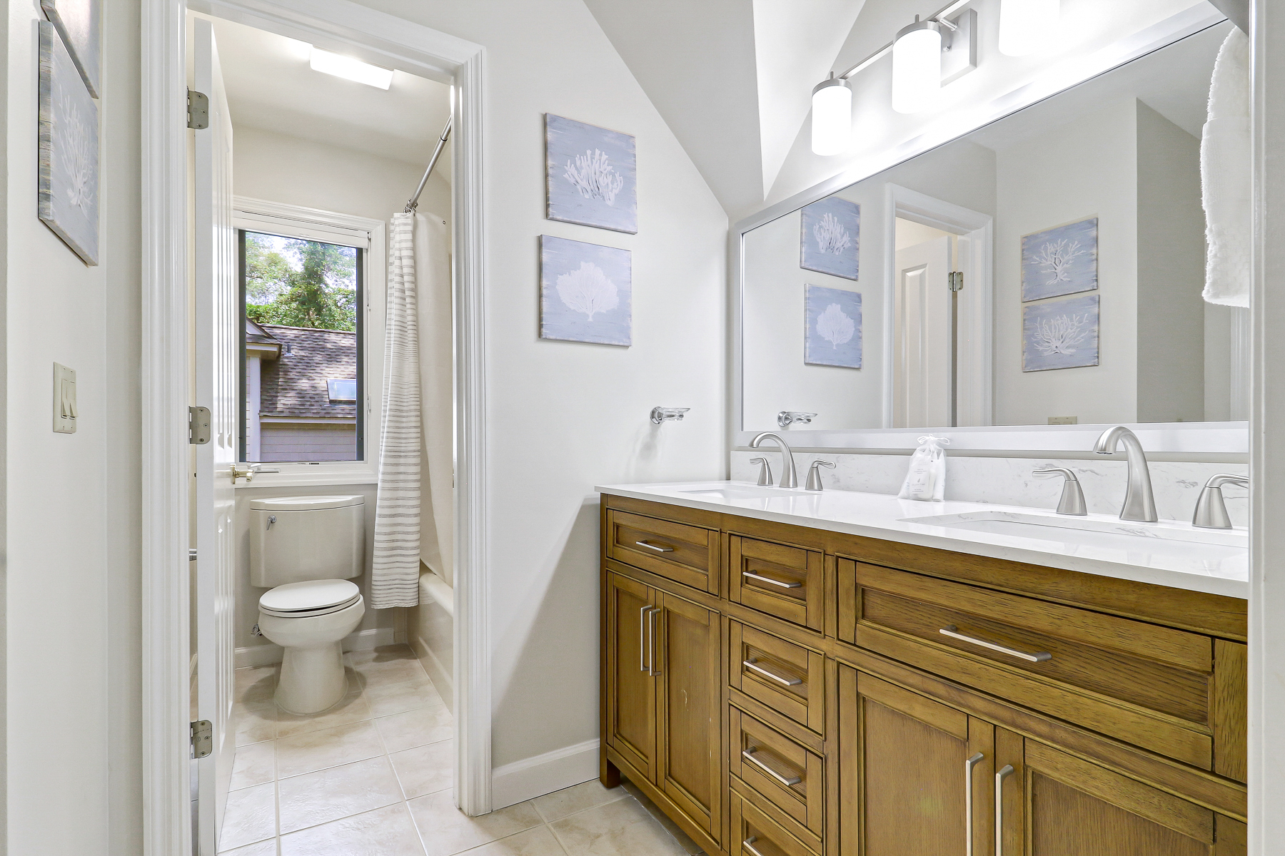 6 Gunnery | Bedrooms 2 & 3 Jack-and-Jill bathroom
