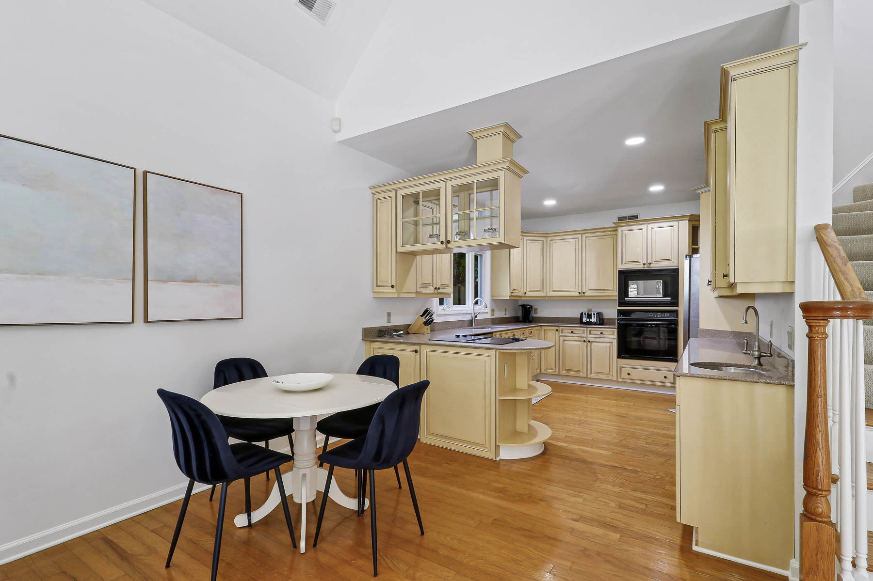6 Gunnery | Spacious kitchen w/ stainless steel appliances 