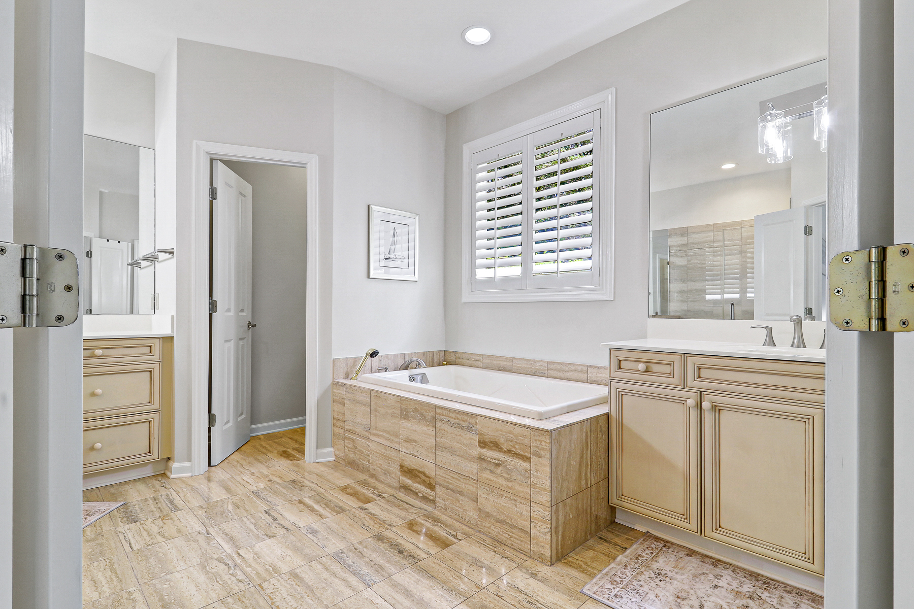 6 Gunnery | Bedroom 1 ensuite bathroom w/ shower & tub