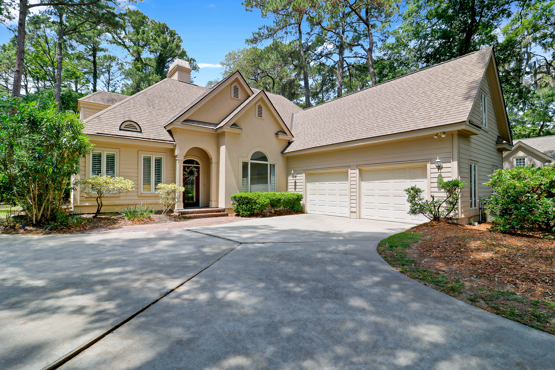6 Gunnery | Beautiful front exterior w/ oversized driveway