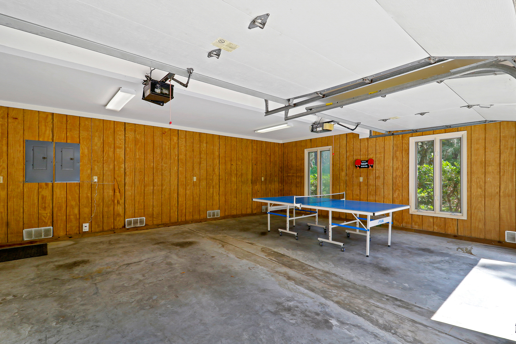 6 Gunnery | Garage w/ brand new ping pong table