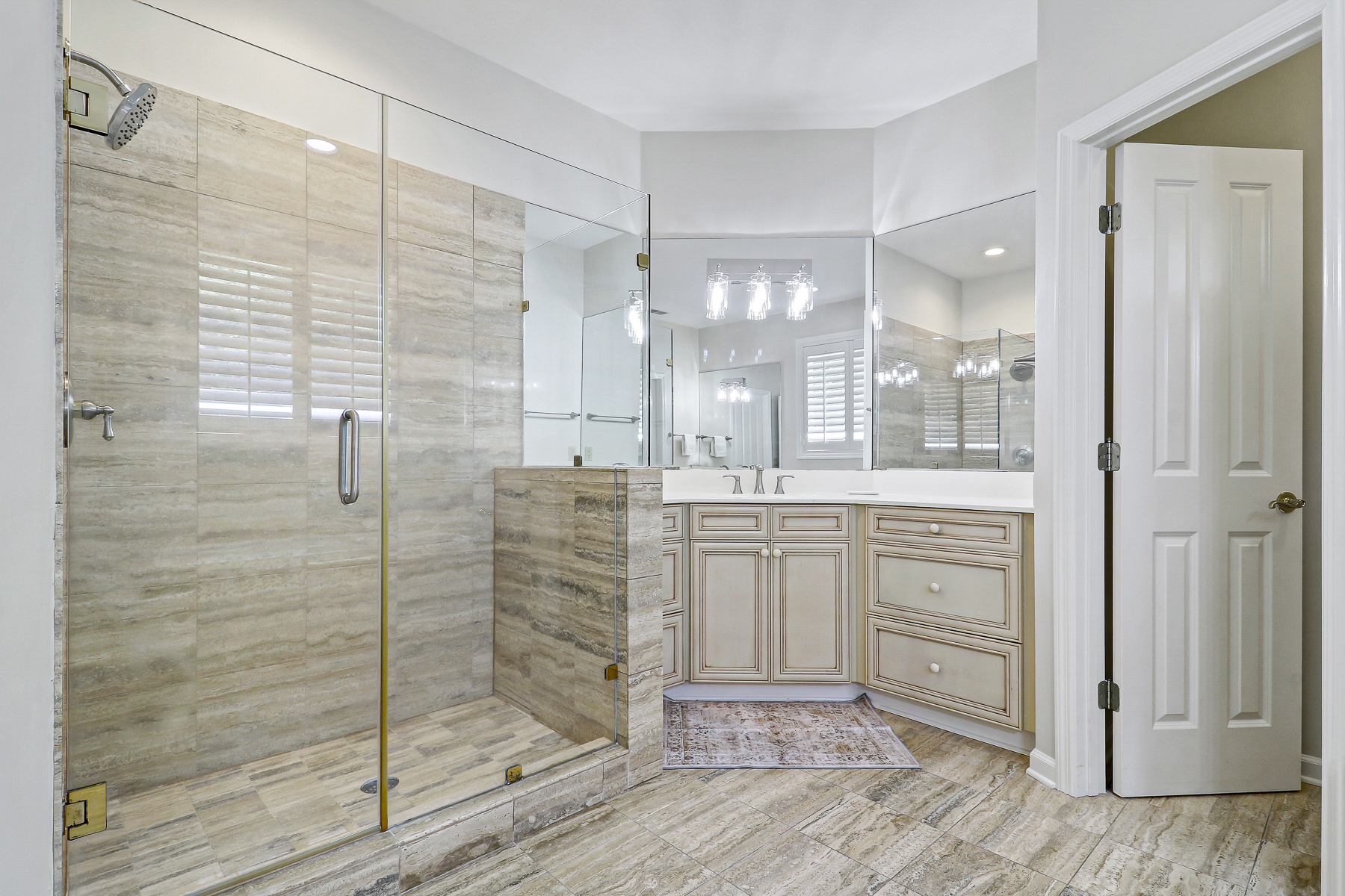 6 Gunnery | Bedroom 1 ensuite bathroom w/ shower & tub