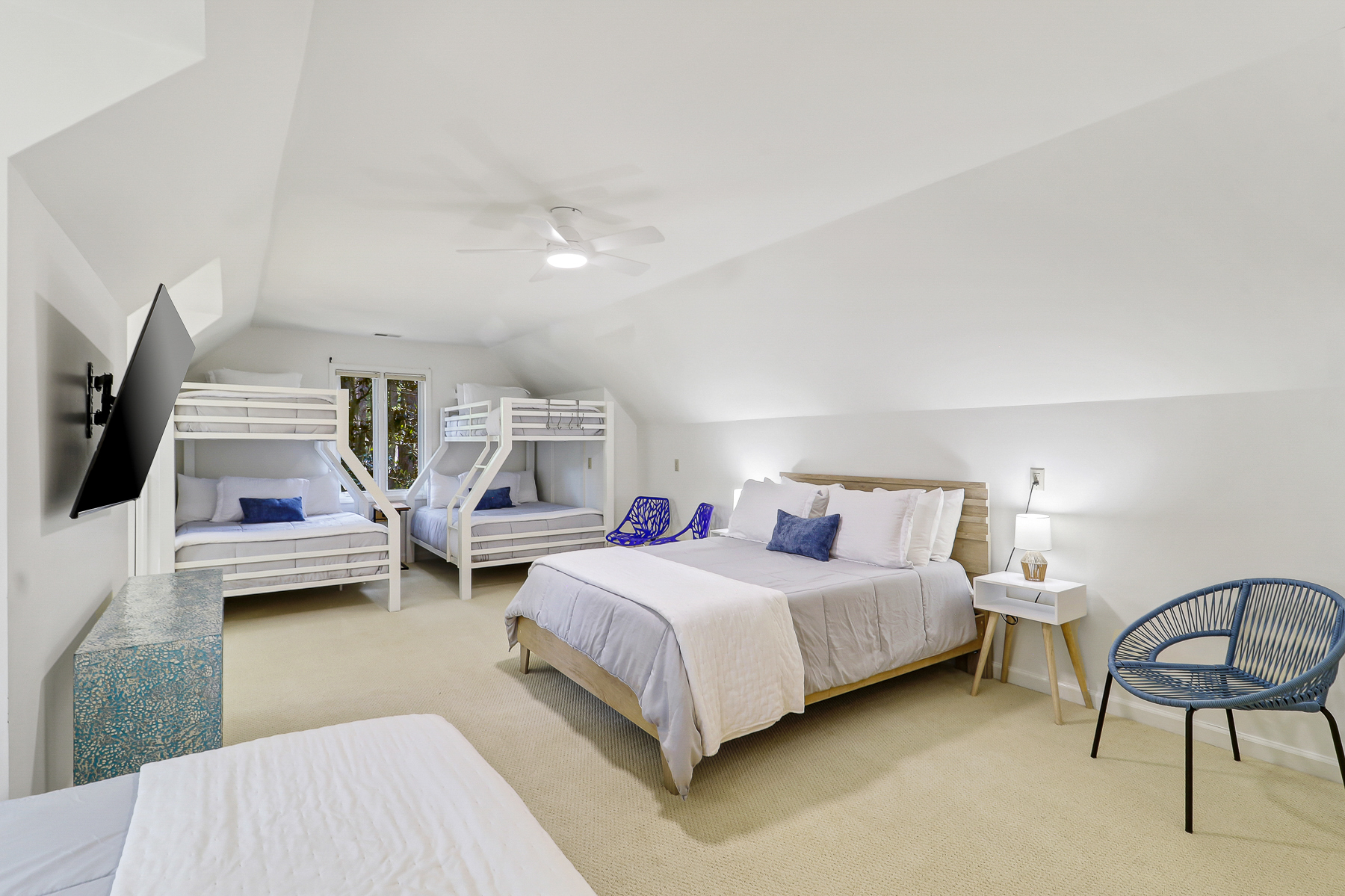 6 Gunnery | Bedroom 3 2 Queen beds & 2 sets of twin over full bu