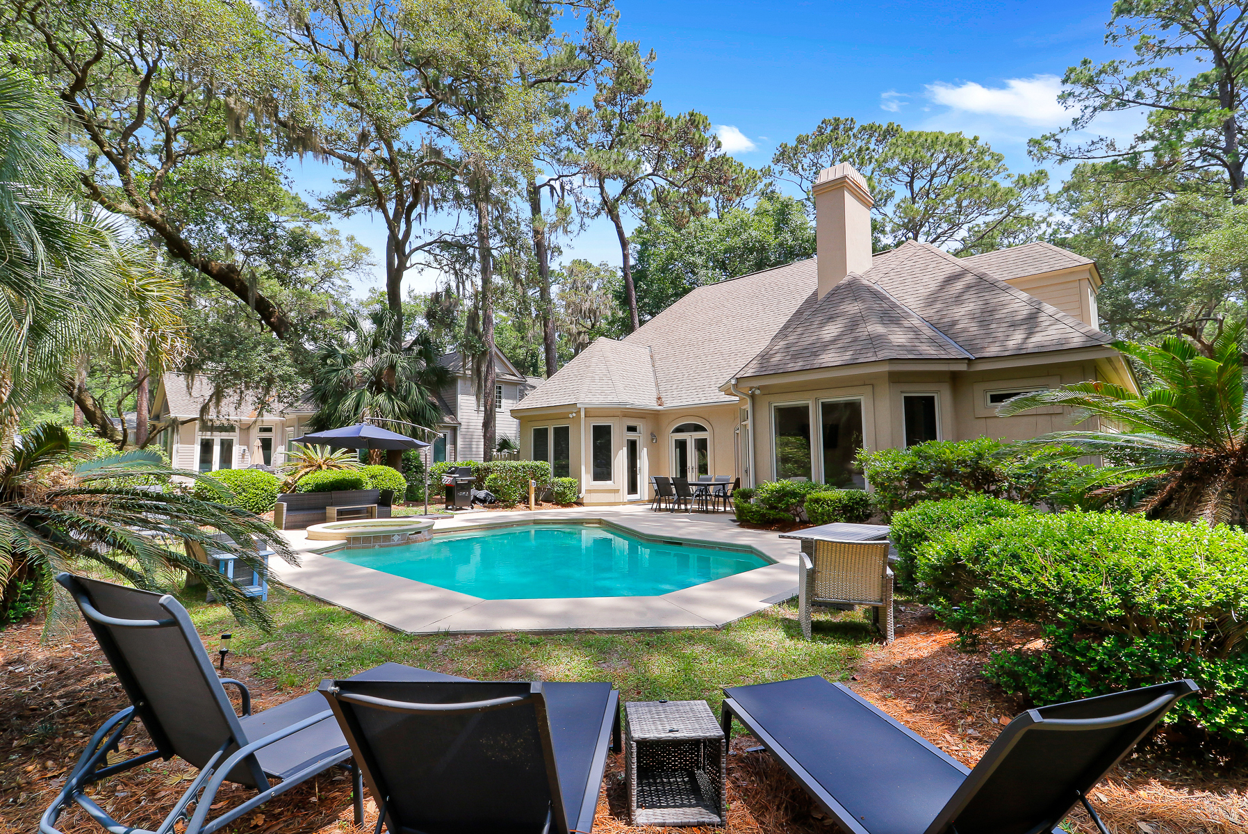 6 Gunnery | Lounge by the homes private pool & spa