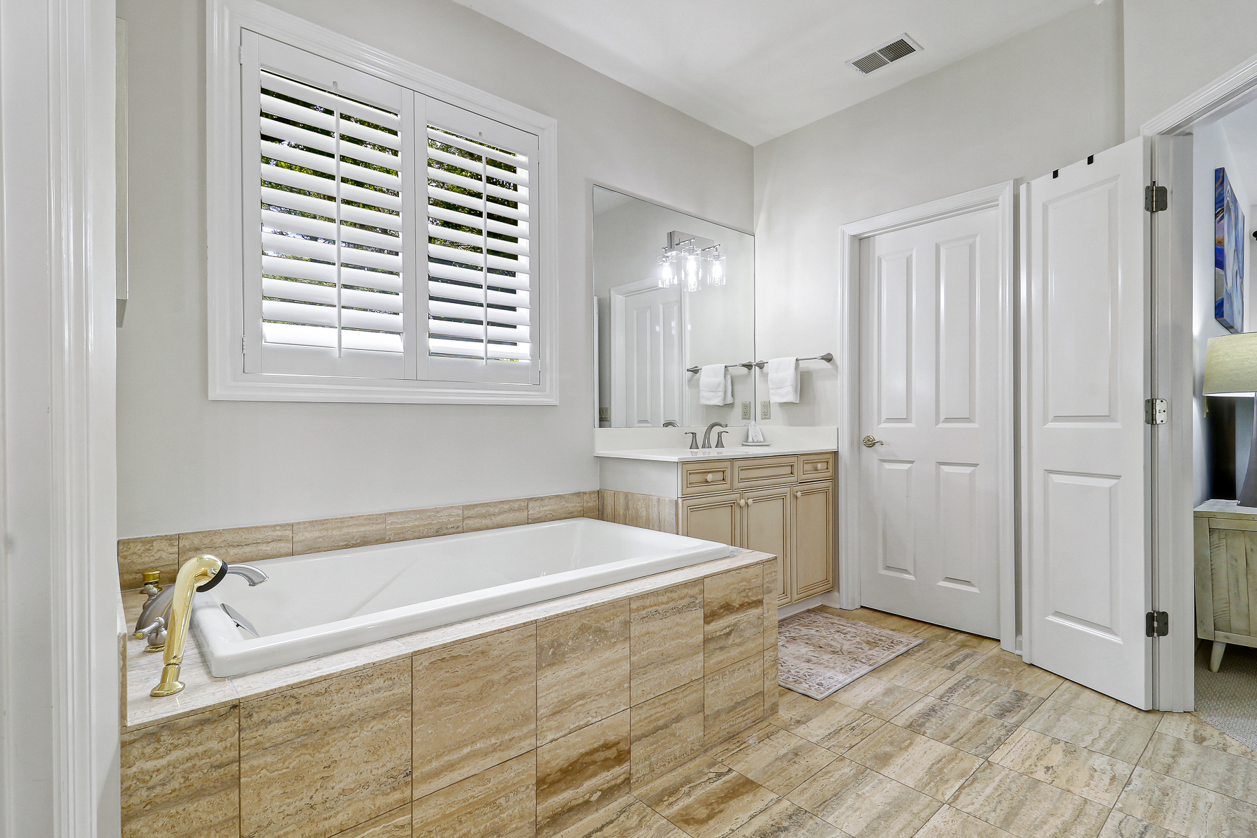 6 Gunnery | Bedroom 1 ensuite bathroom w/ shower & tub