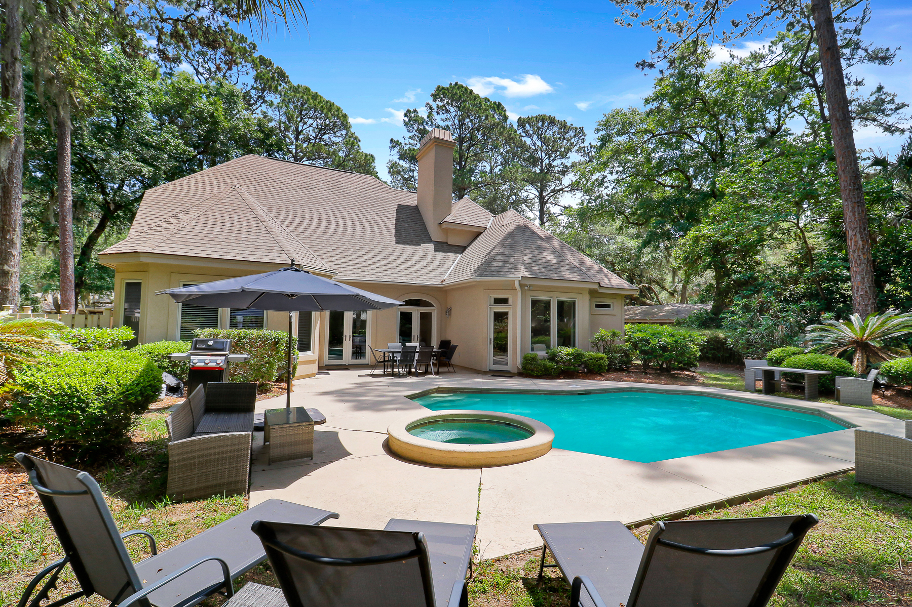 6 Gunnery | Lounge by the homes private pool & spa