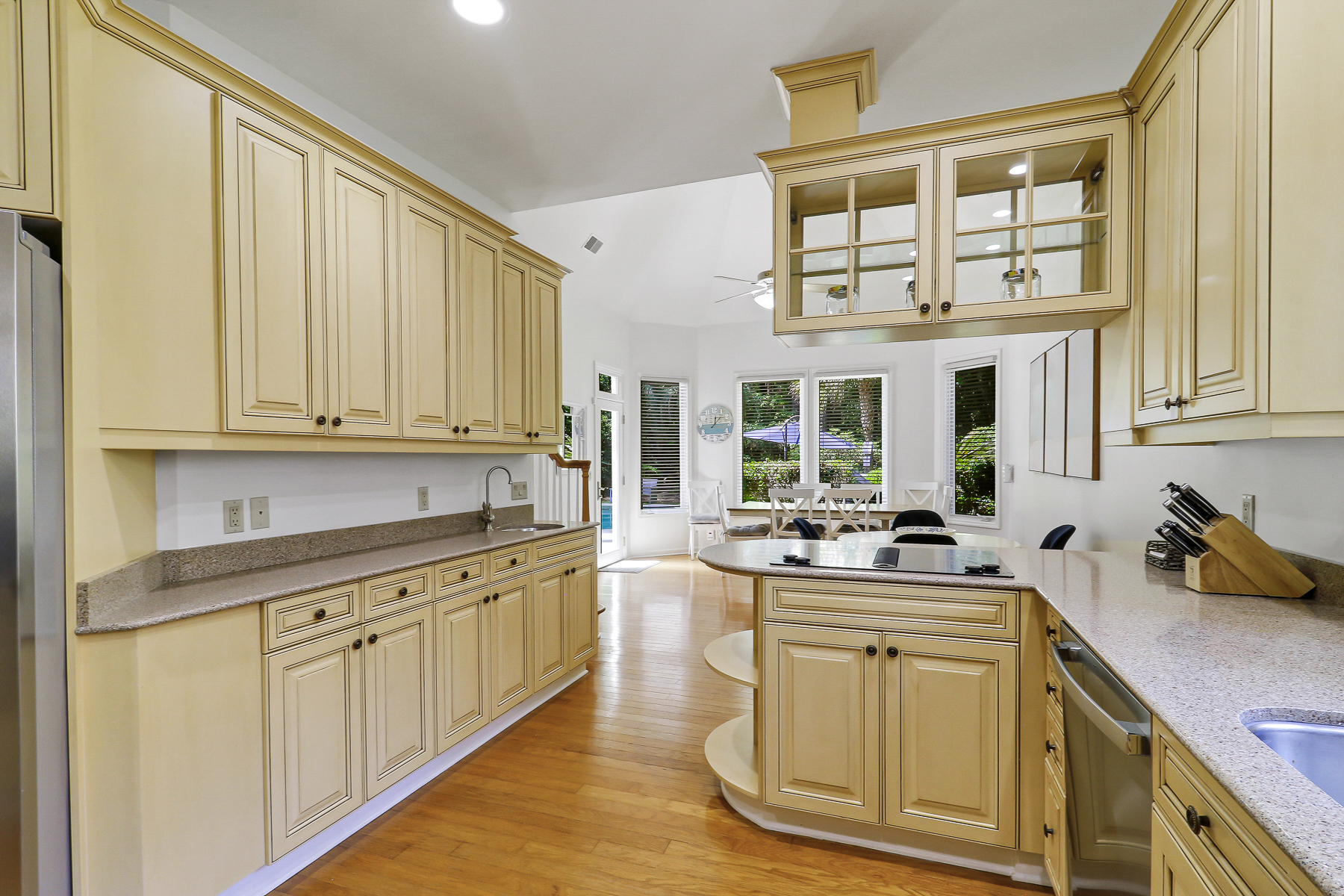6 Gunnery | Spacious kitchen w/ stainless steel appliances 